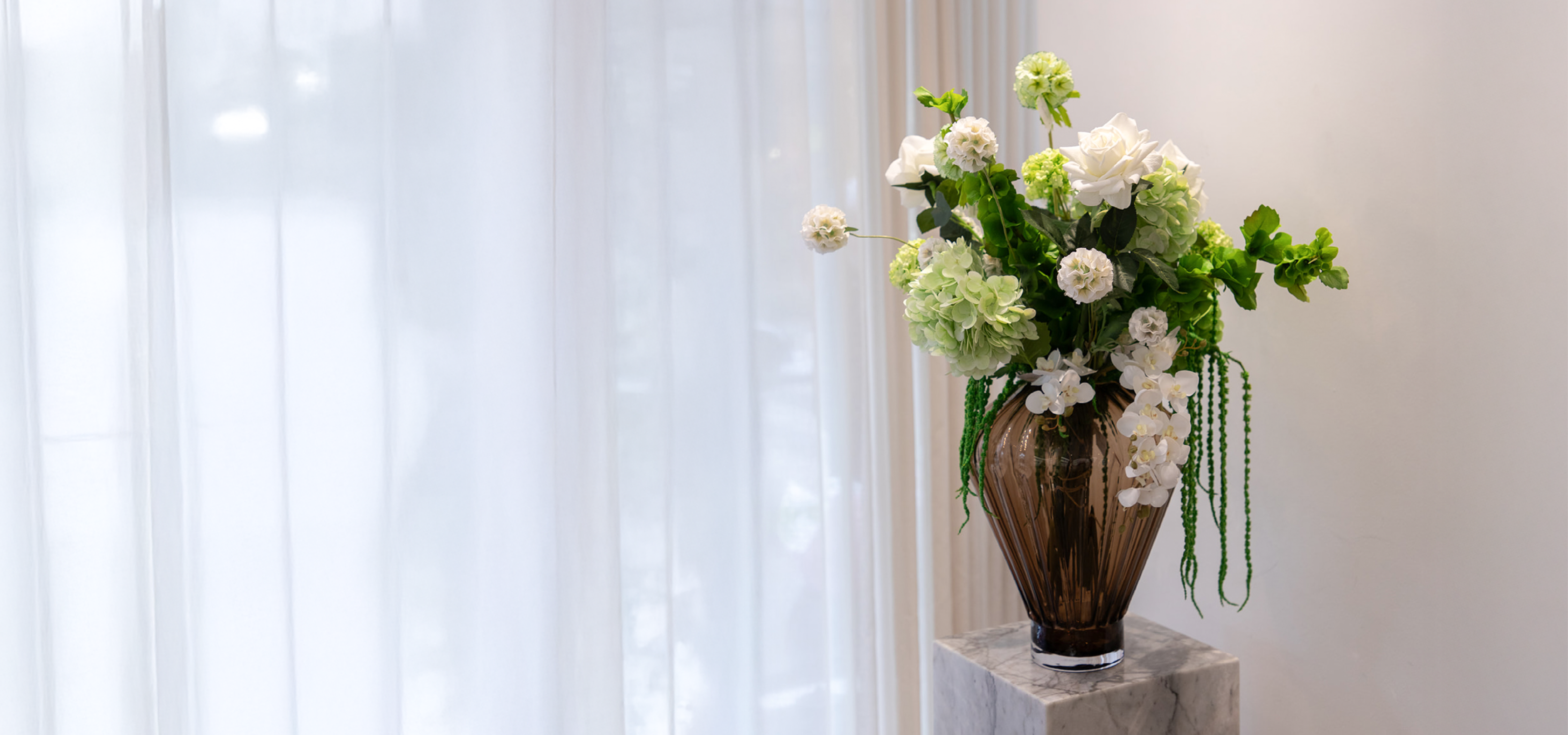 Hvide kunstige blomster