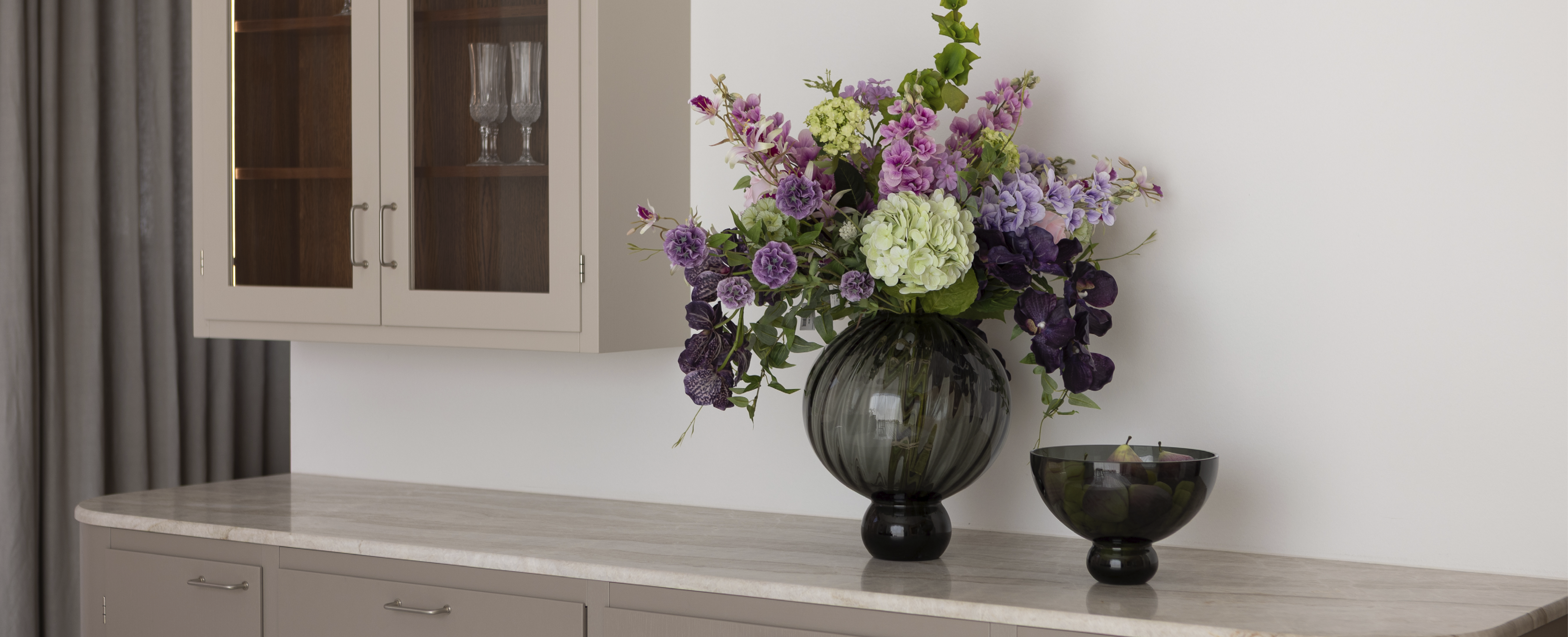 Specktrums udvalg af lilla kunstige blomster