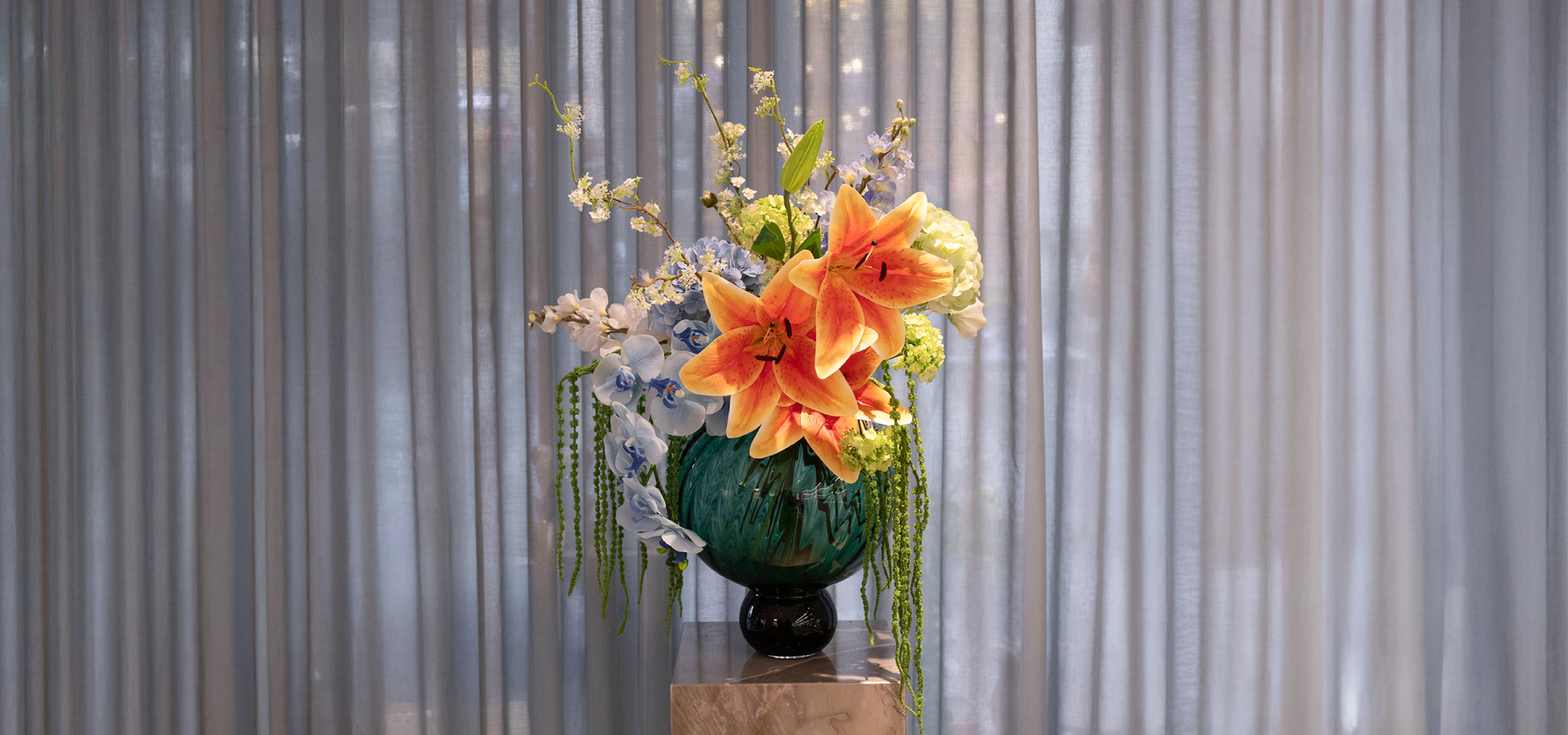 Orange kunstige blomster