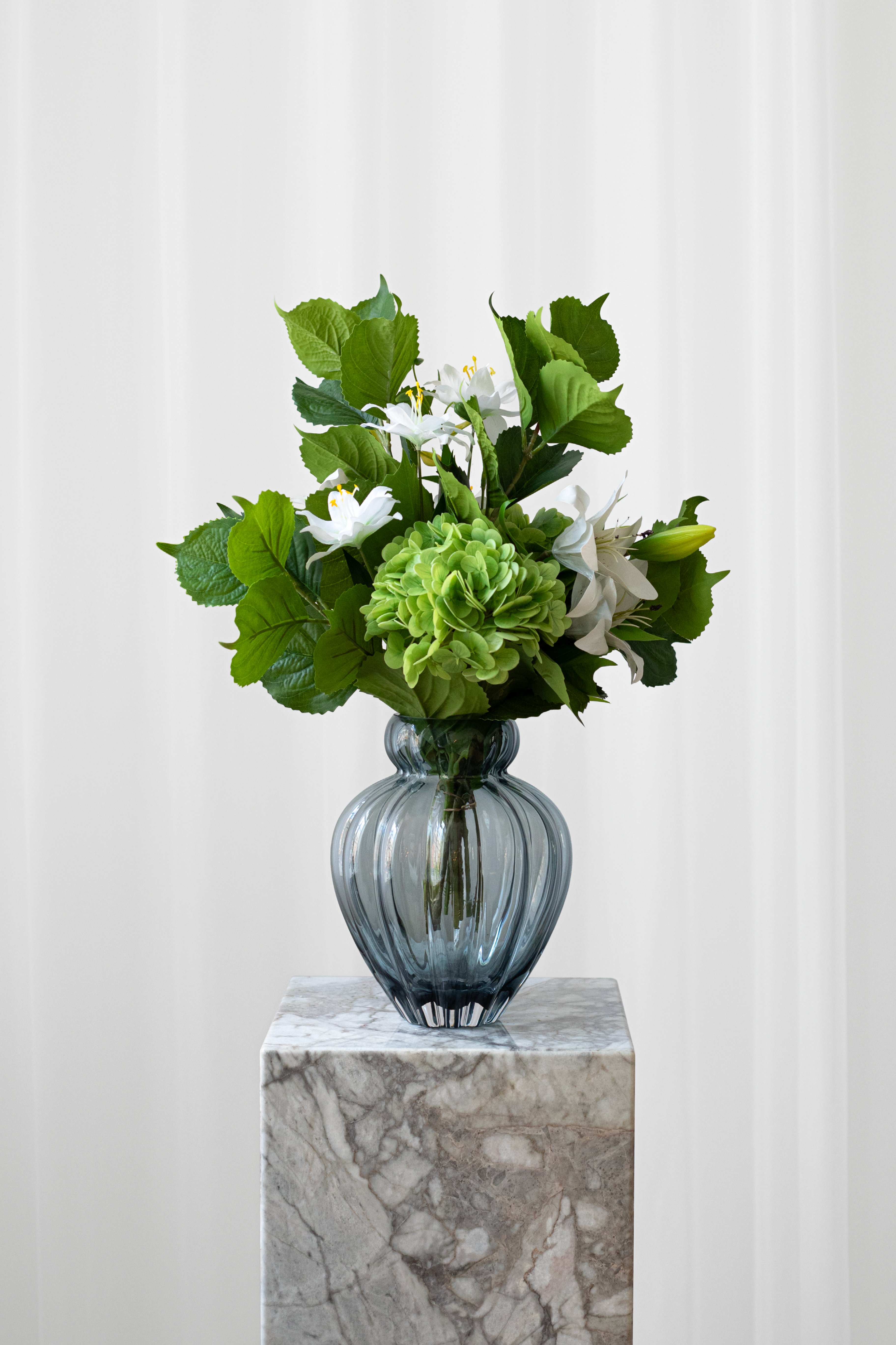 kunstig buket fra specktrum lavet af grønne hortensia og hvide liljer