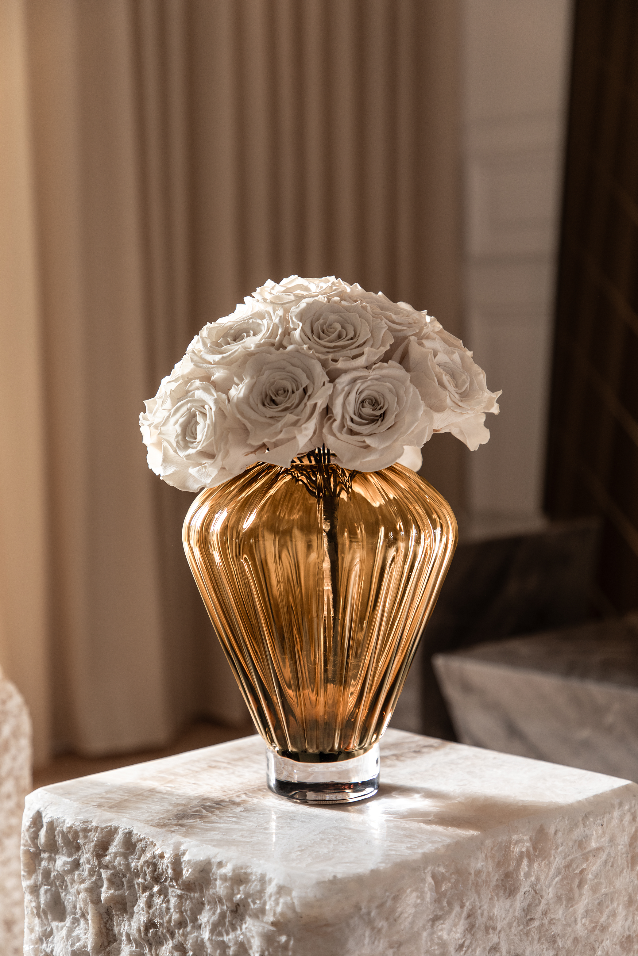 Evelyn vase i amberfarvet glas – Lille, mundblæst design fra Spectrum