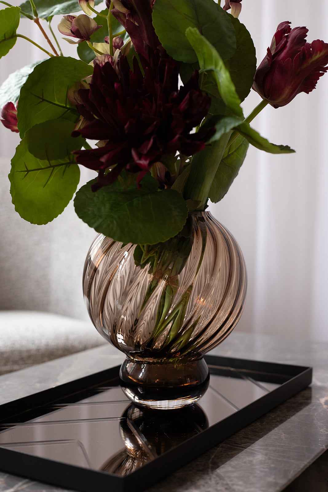Shop looket - Meadow swirl vase topaz og Herringbone bakke medium bronze