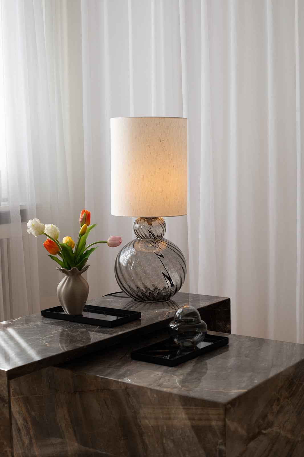 Shop looket - Lily bordlampe grå swirl med lampeskærm