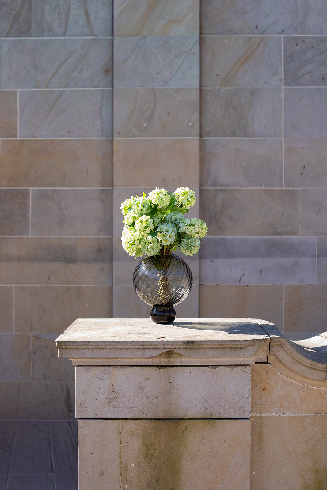 Meadow Swirl Vase - Grå | Mellem