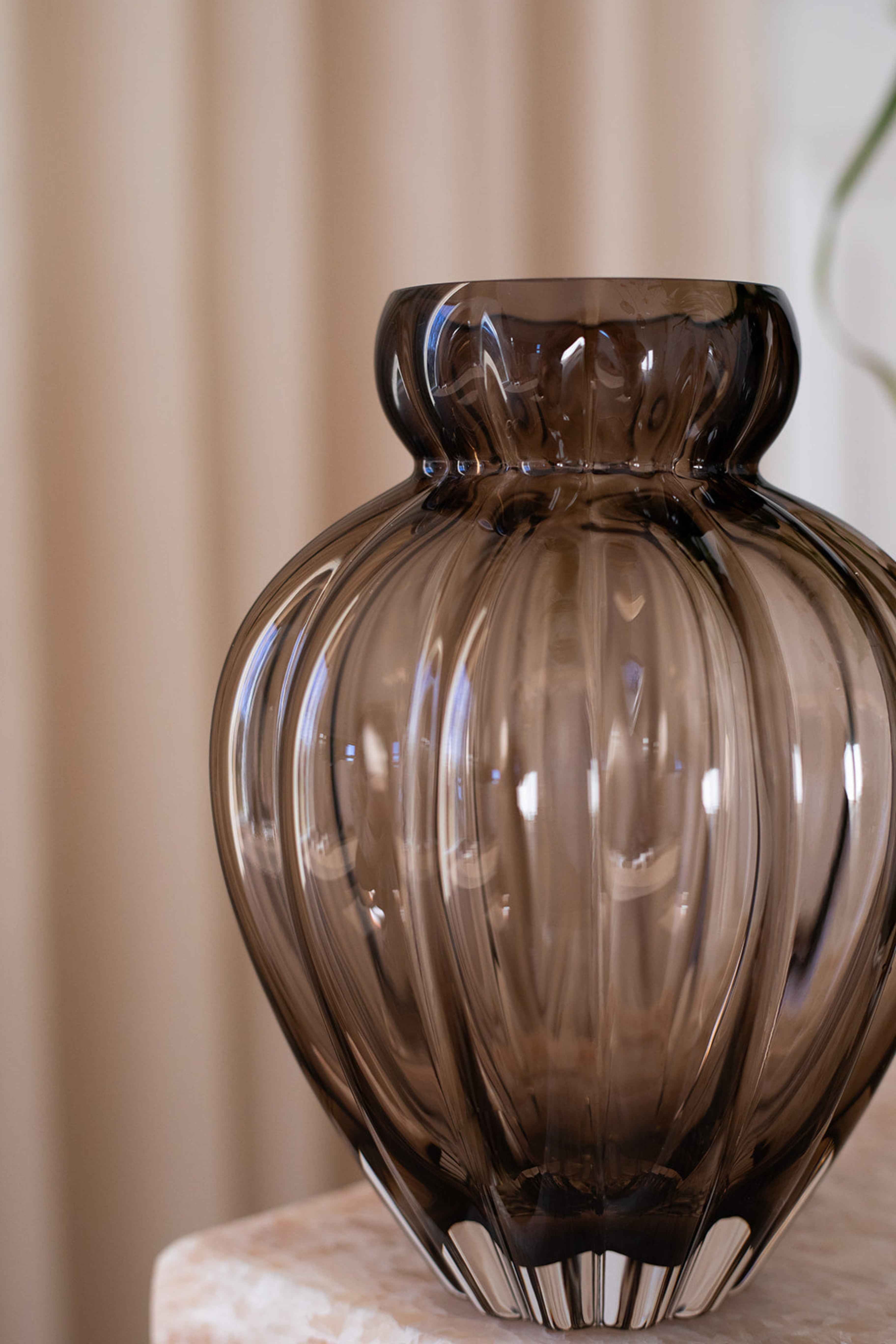 Audrey Vase - Smokey brown | Mellem