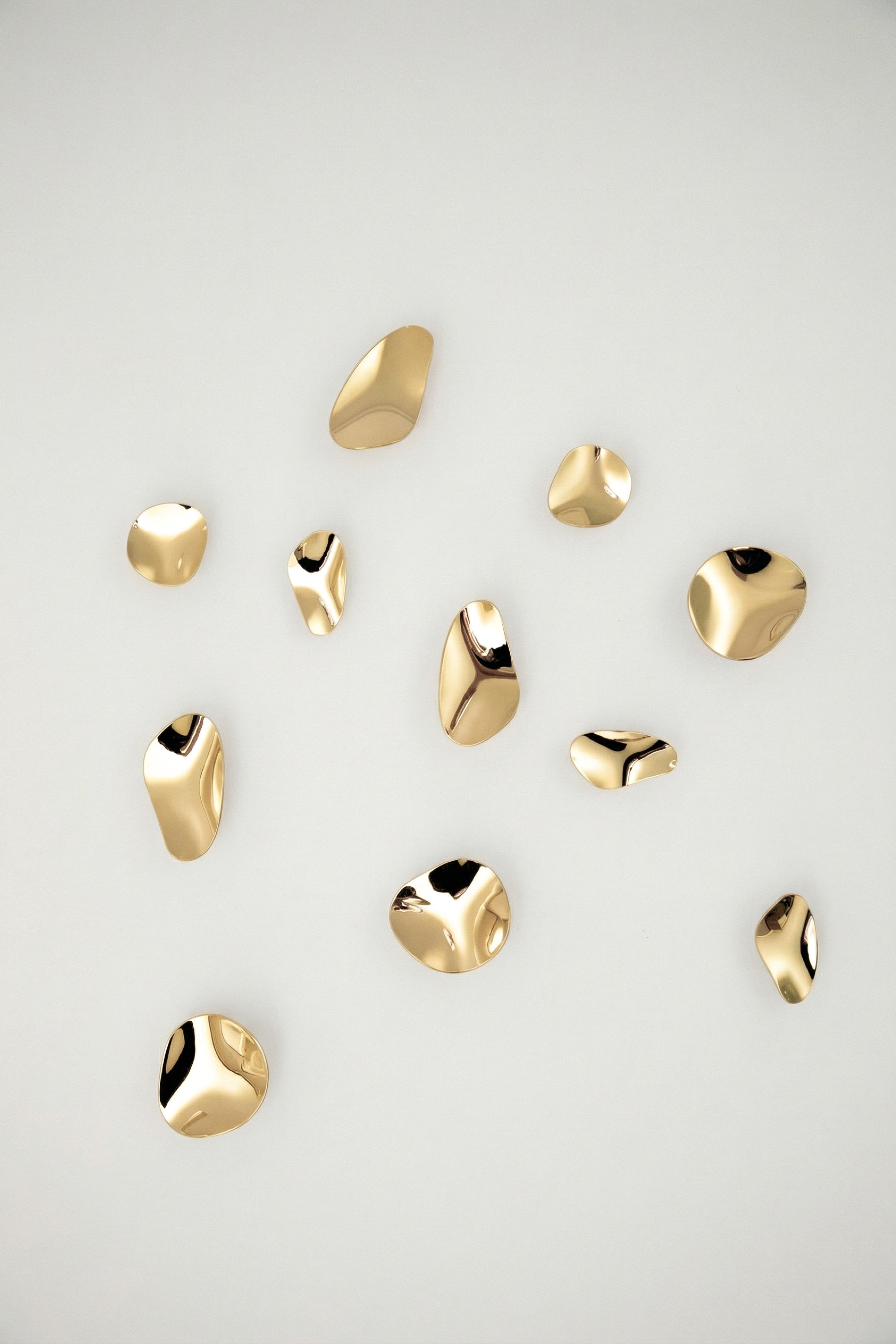 Amalia knagerne, der hænger på en væg mikset i størrelserne.