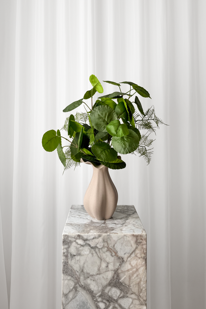 Grøn buket af naturtro kunstige blomster fra Specktrum. Buketten er stylet i Nellie keramikvasen.