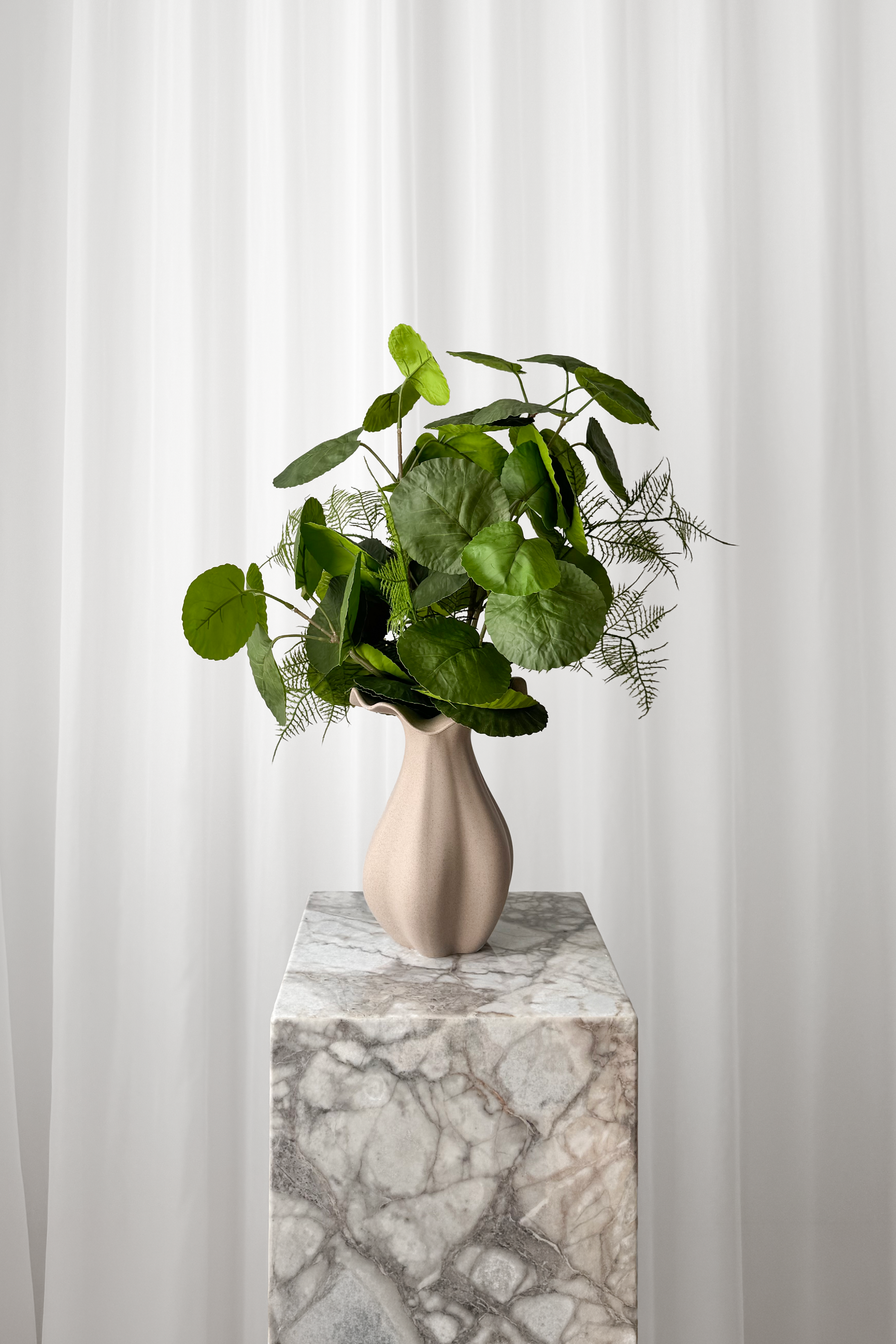 Grøn buket af naturtro kunstige blomster fra Specktrum. Buketten er stylet i Nellie keramikvasen.