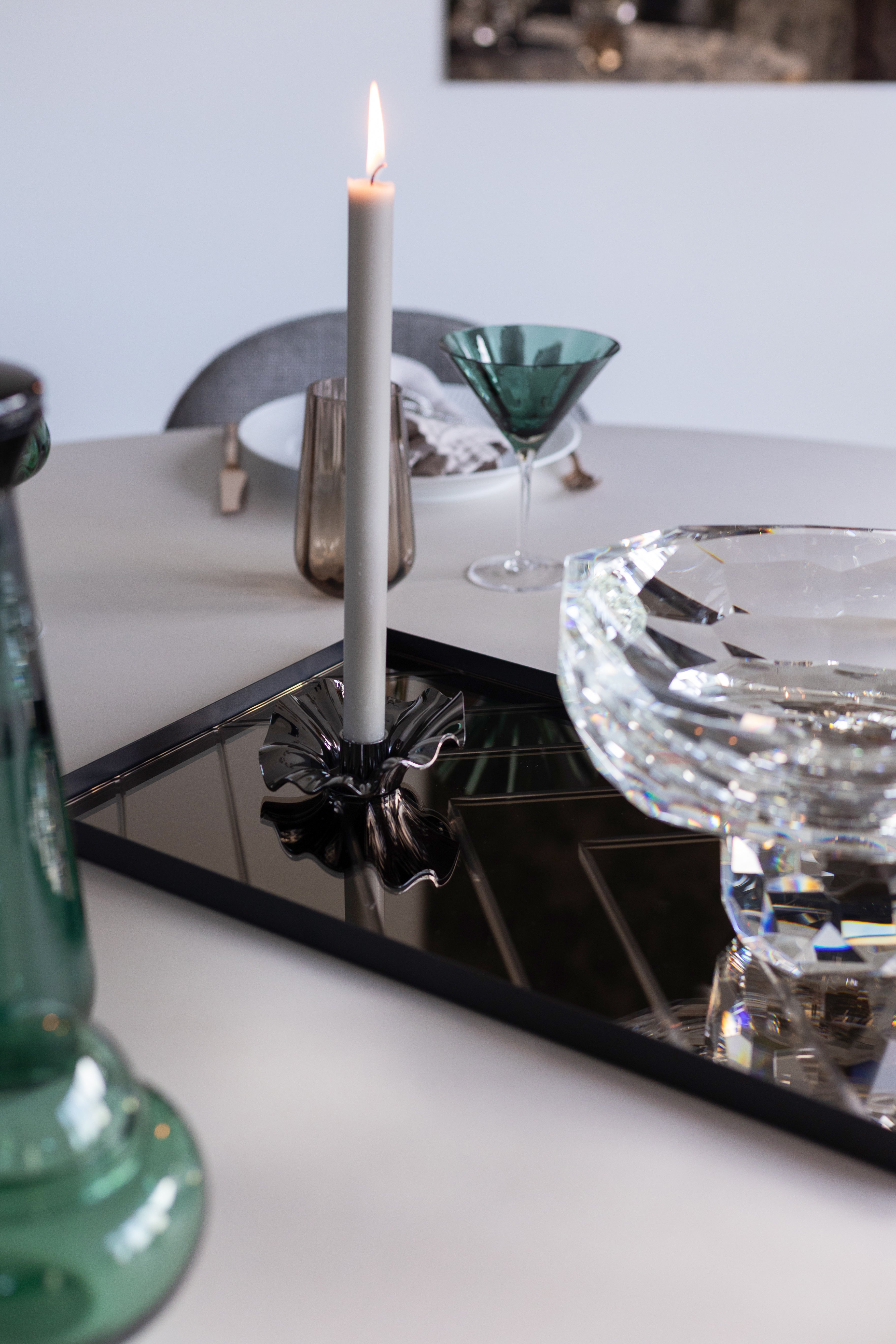 Spejlbakke i bronzefarvet med herringbone mønster. Bakken er stylet på et spisebord med en metallysestage og en krystalskål.