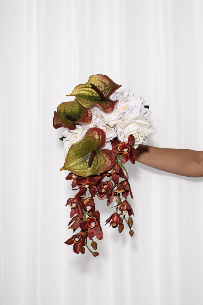 Legende brudebuket af kunstige, naturtro blomster. Brudebuketten er skabt af orkideer, dahliaer, roser og hængende blomster.