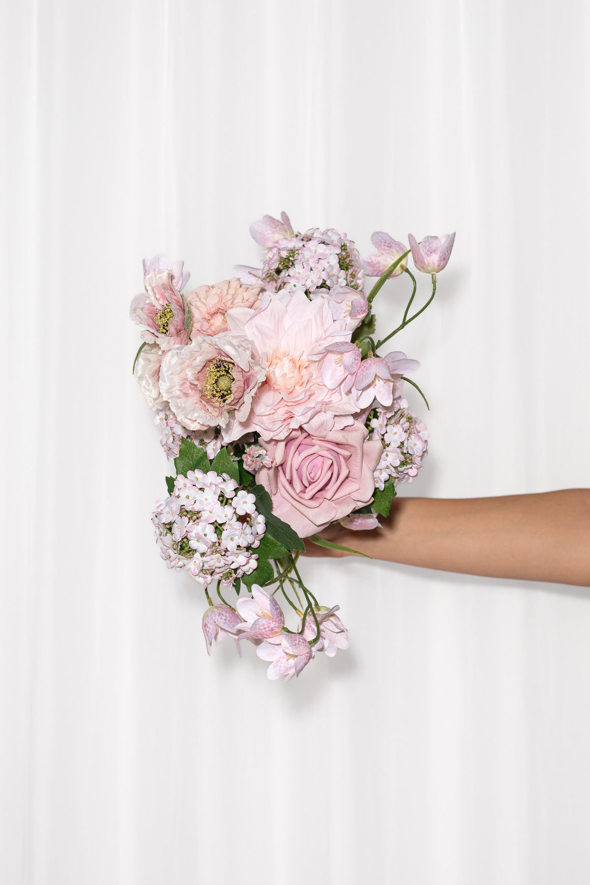 Brudebuket fra Specktrum i lyserøde nuancer. Brudebuketten er let og frisk med valmuer, roser, dahliaer og klokkeblomster.