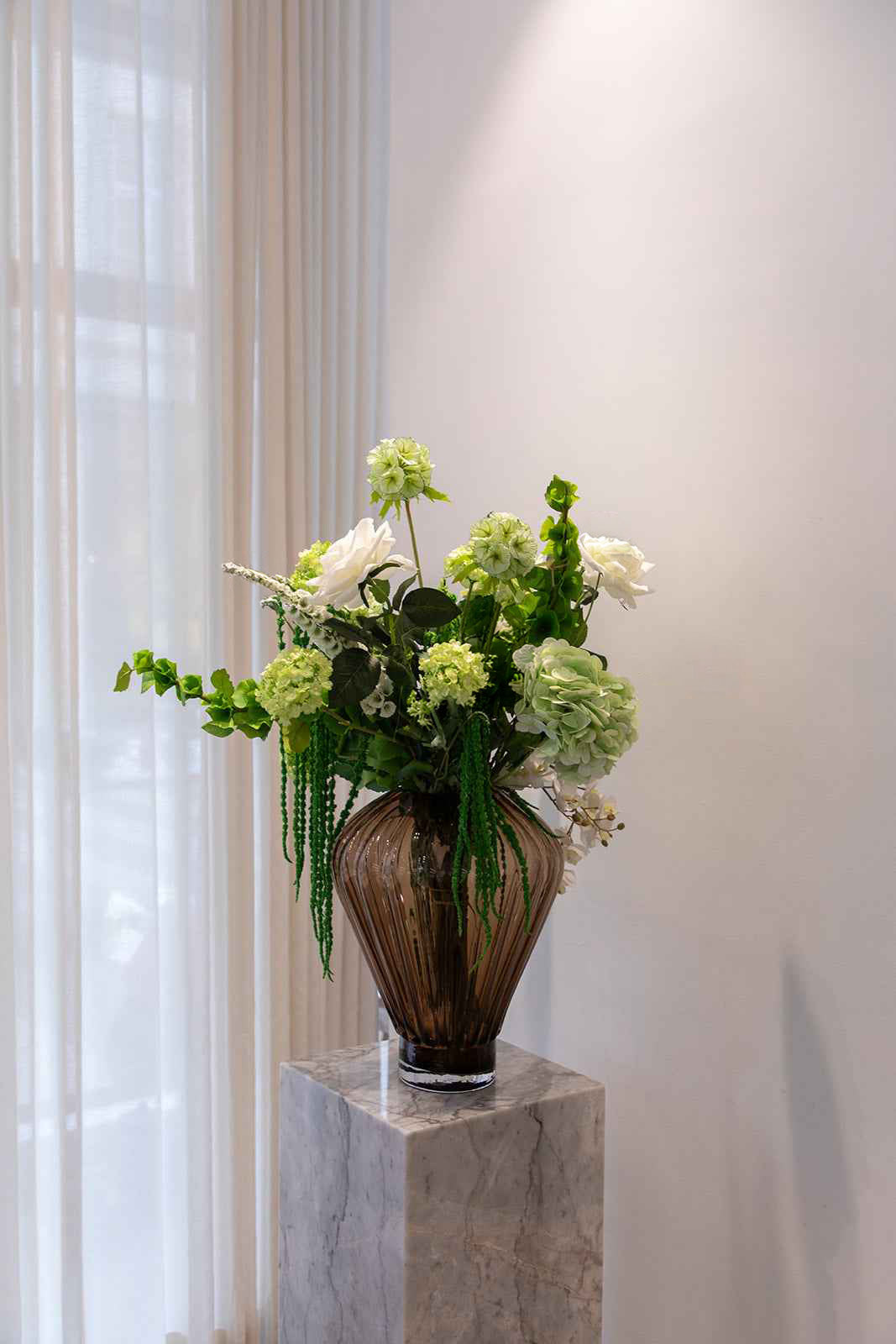 Stor og smuk kunstig buket fra Specktrum i hvide og grønne nuancer.