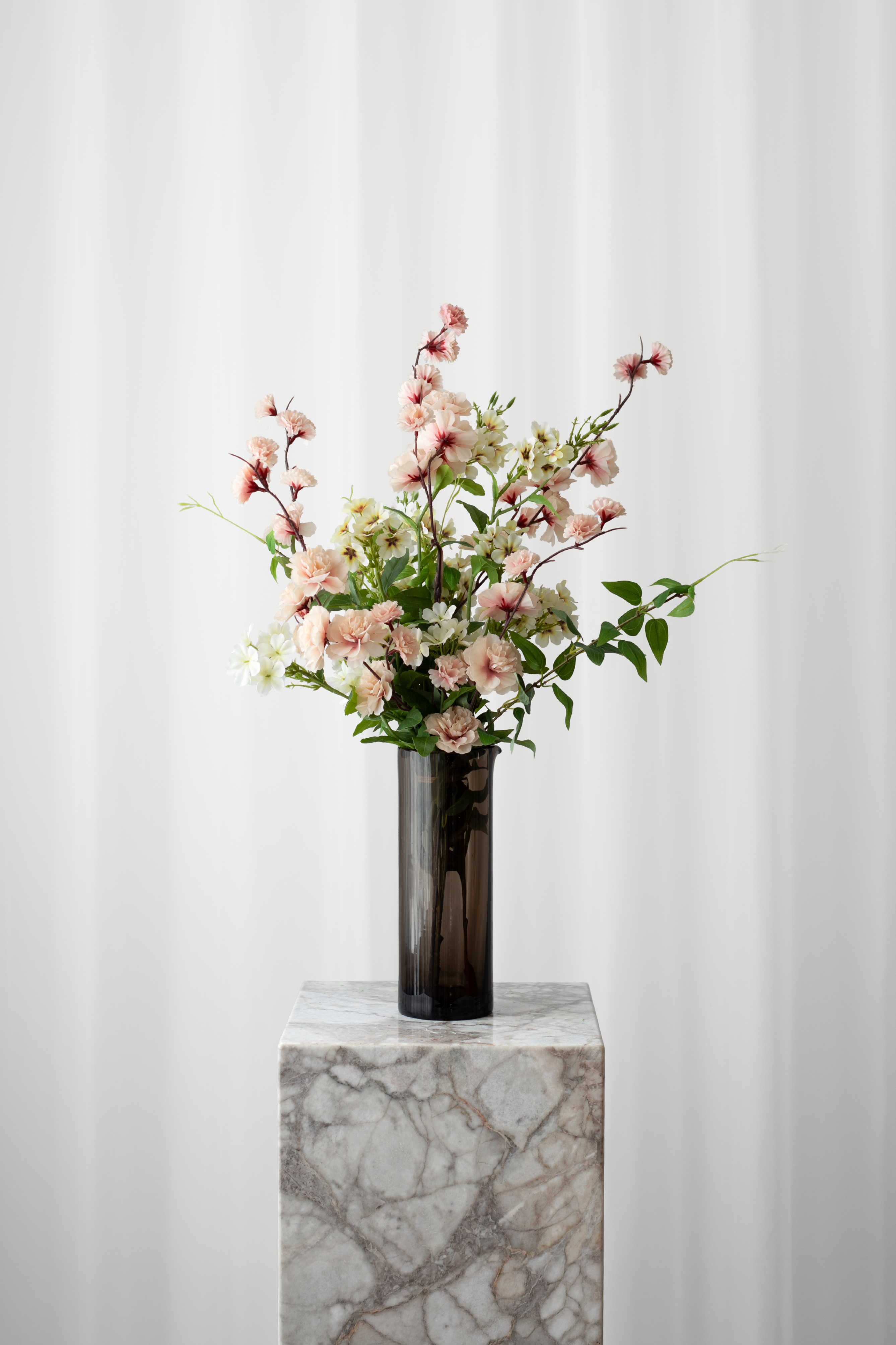 Luftig buket i lyserøde, grønne lysegule farver. Blomster fra Specktrum.