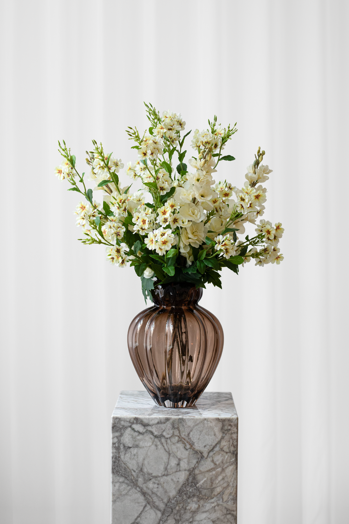 Buket Gul Sky er skabt af lysegule, kunstige blomster fra Specktrum. Blomsterne føles naturlige.