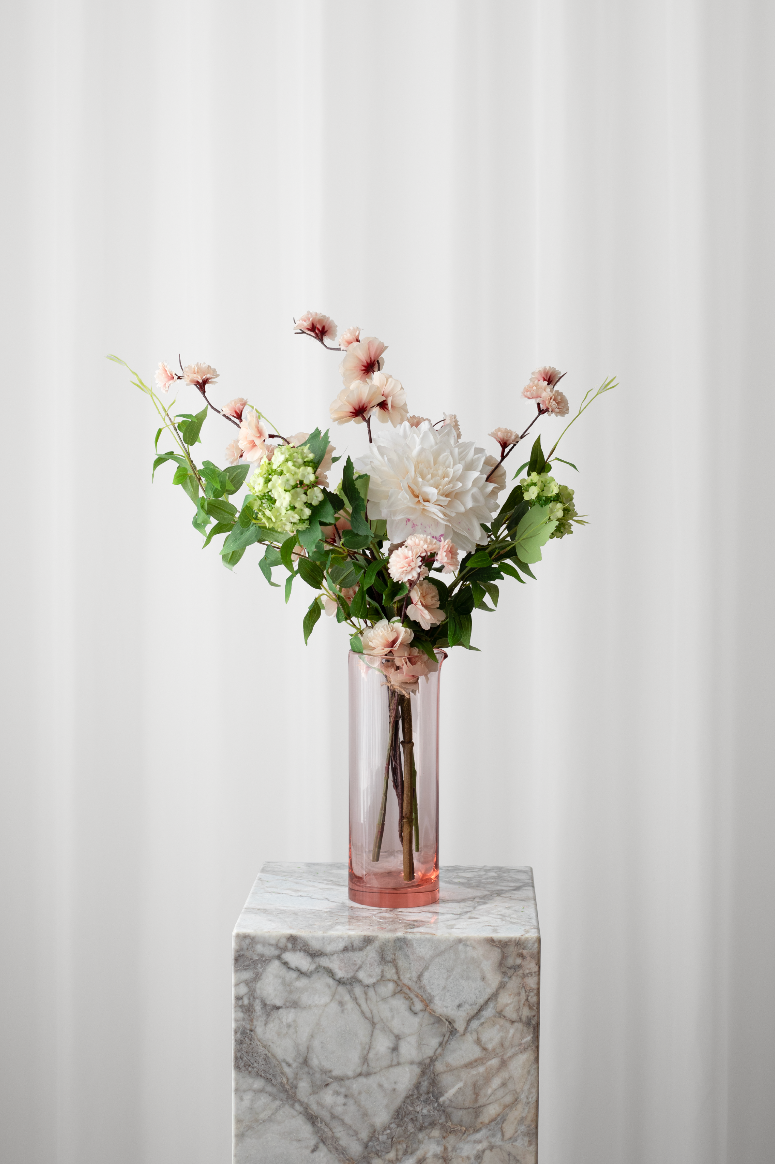 Luftig sommerbuket i grønne og lyserøde nuancer.