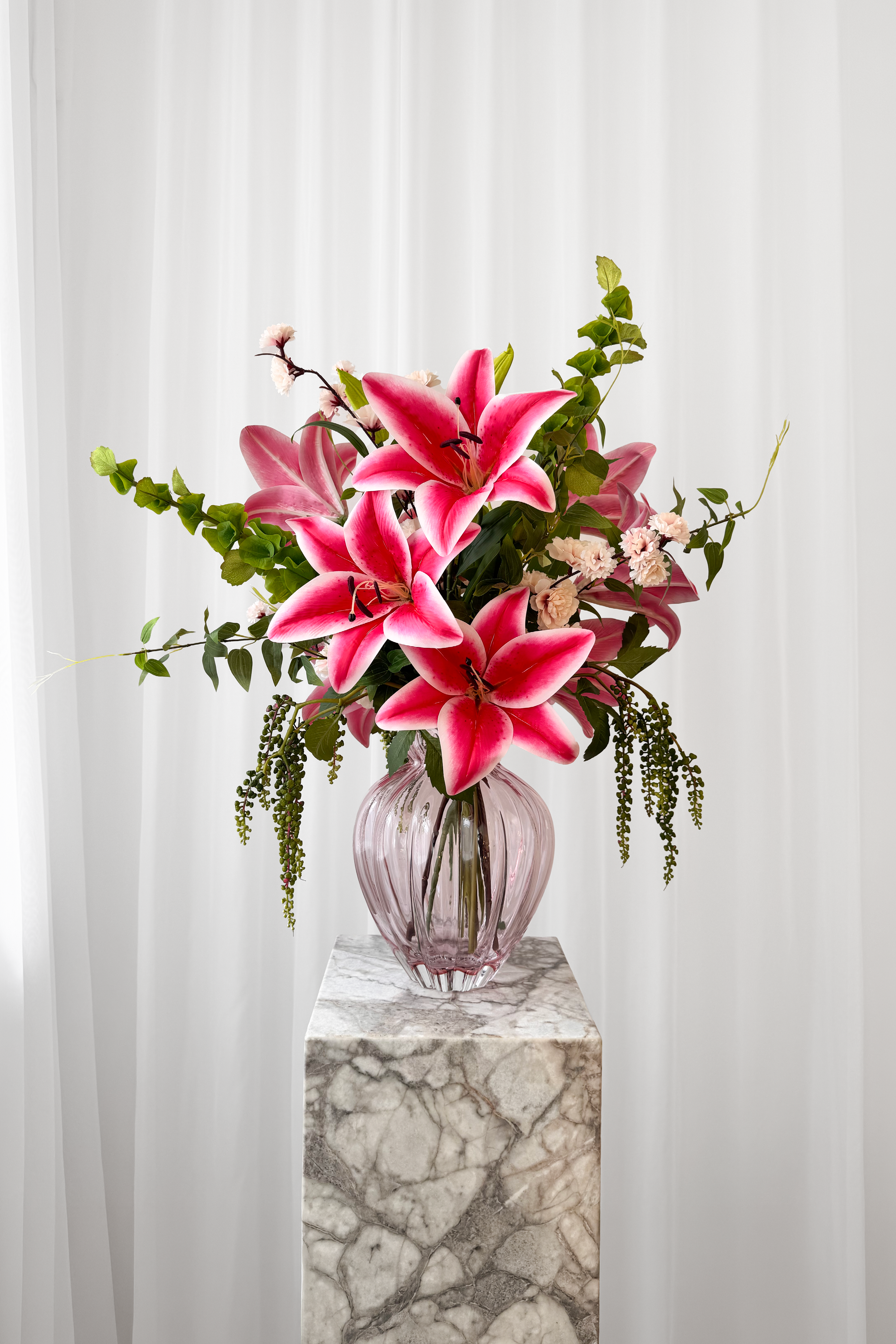 Buket af skulpturelle blomster i pink og grønne nuancer. Kunstige blomster med naturtro detaljer fra Specktrum.