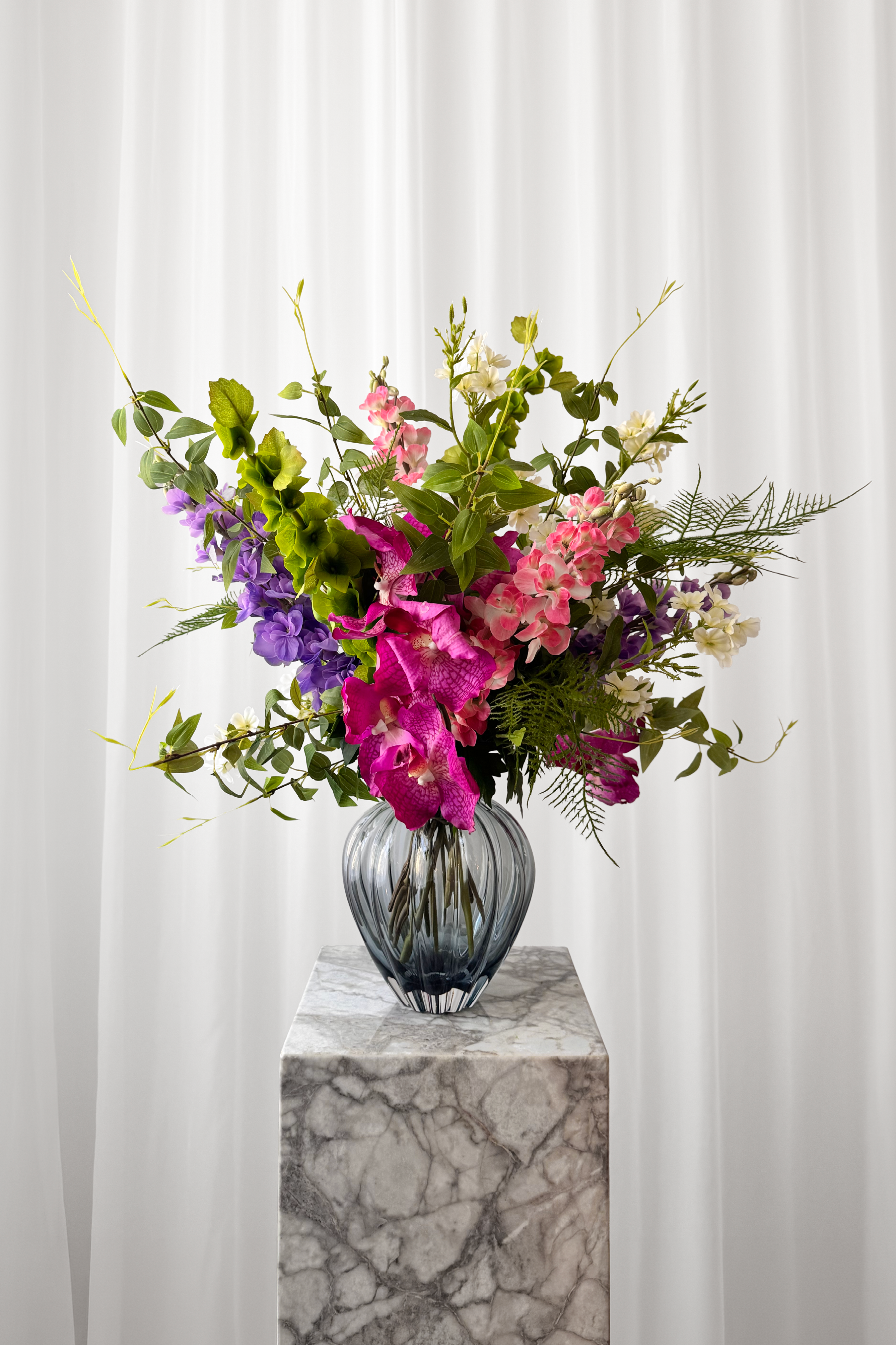 Ekstraordinær farverig buket i sommerlige nuancer. Naturtro kunstige blomster fra Specktrum.