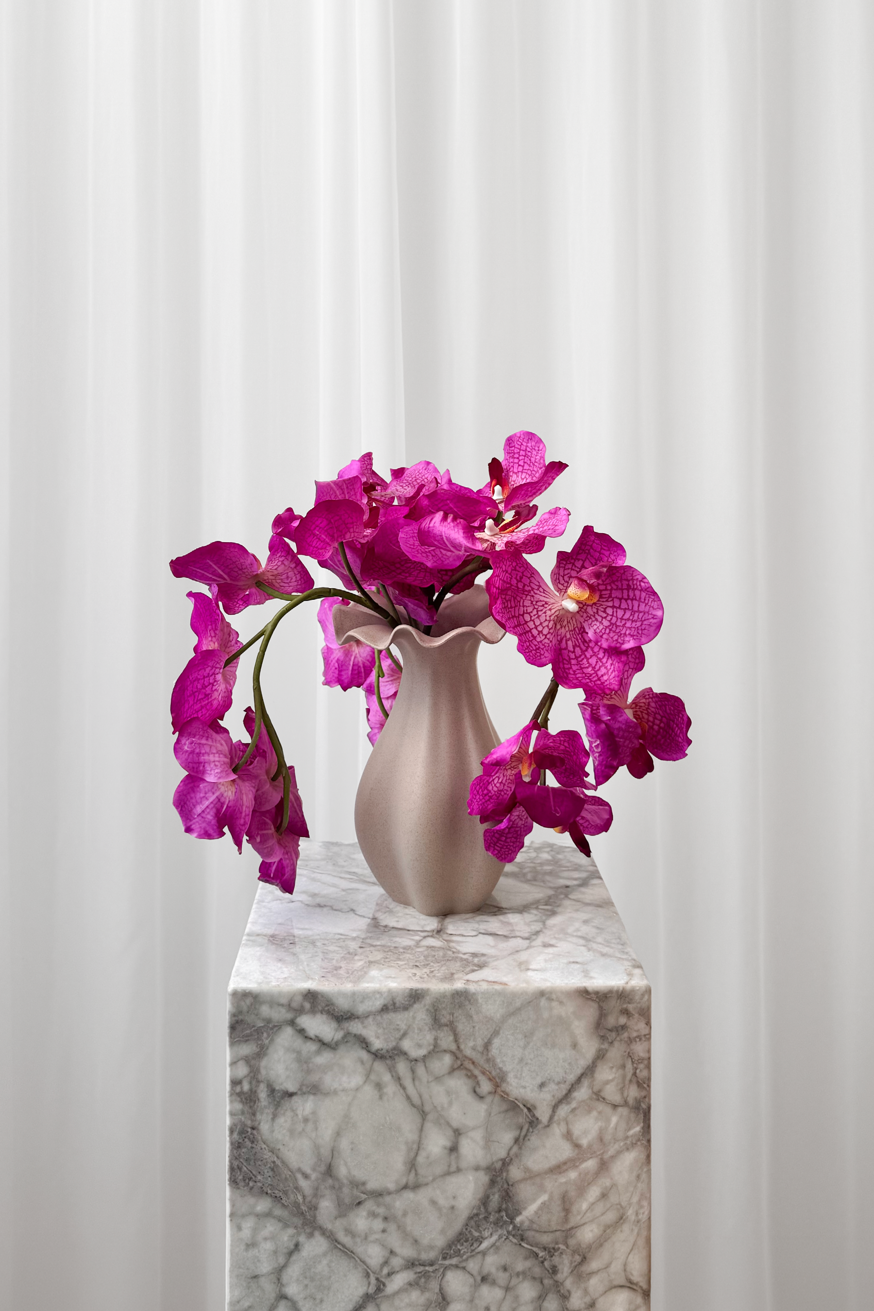Buket af pink orkideer stylet I en keramikvase. Buket af naturtro kunstige blomster fra Specktrum.