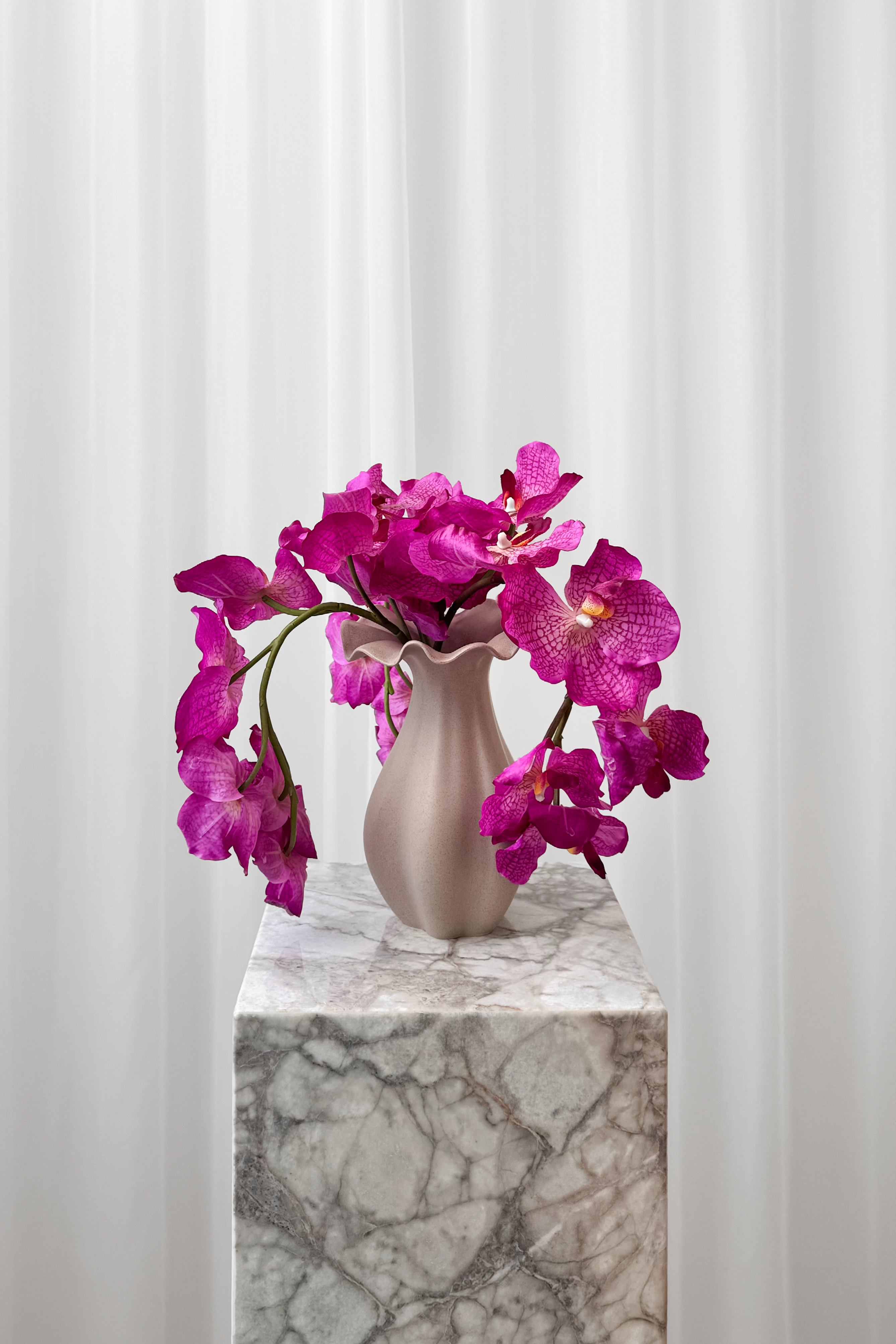 Buket af pink orkideer stylet I en keramikvase. Buket af naturtro kunstige blomster fra Specktrum.