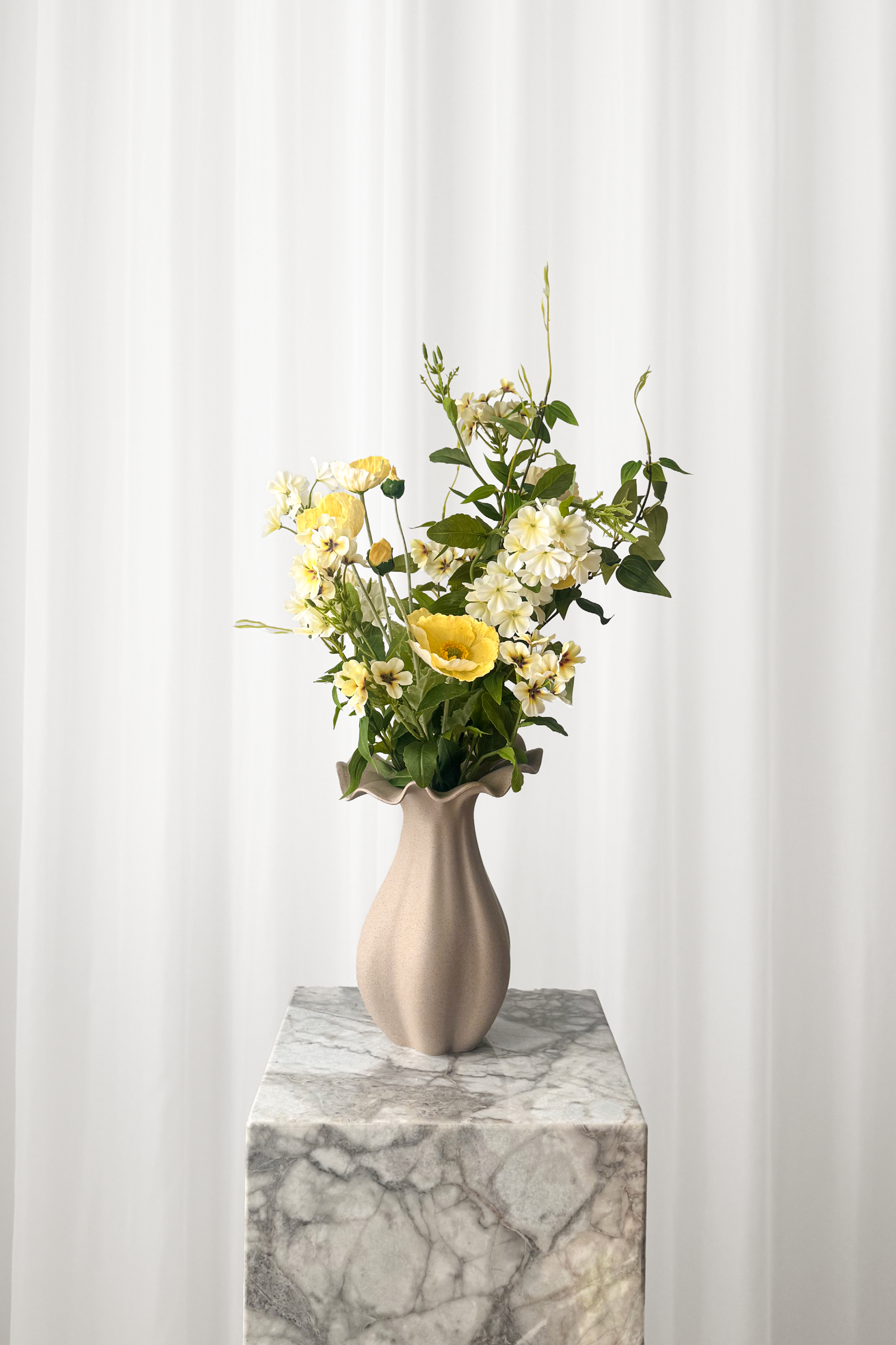 Sommerlig buket i gule nuancer. Naturtro kunstige blomster fra Specktrum.