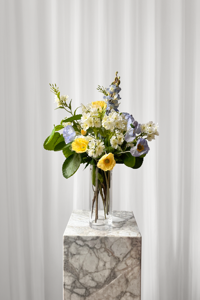 Sommerlig buket buket af kunstige blomster i gule og blå farver.