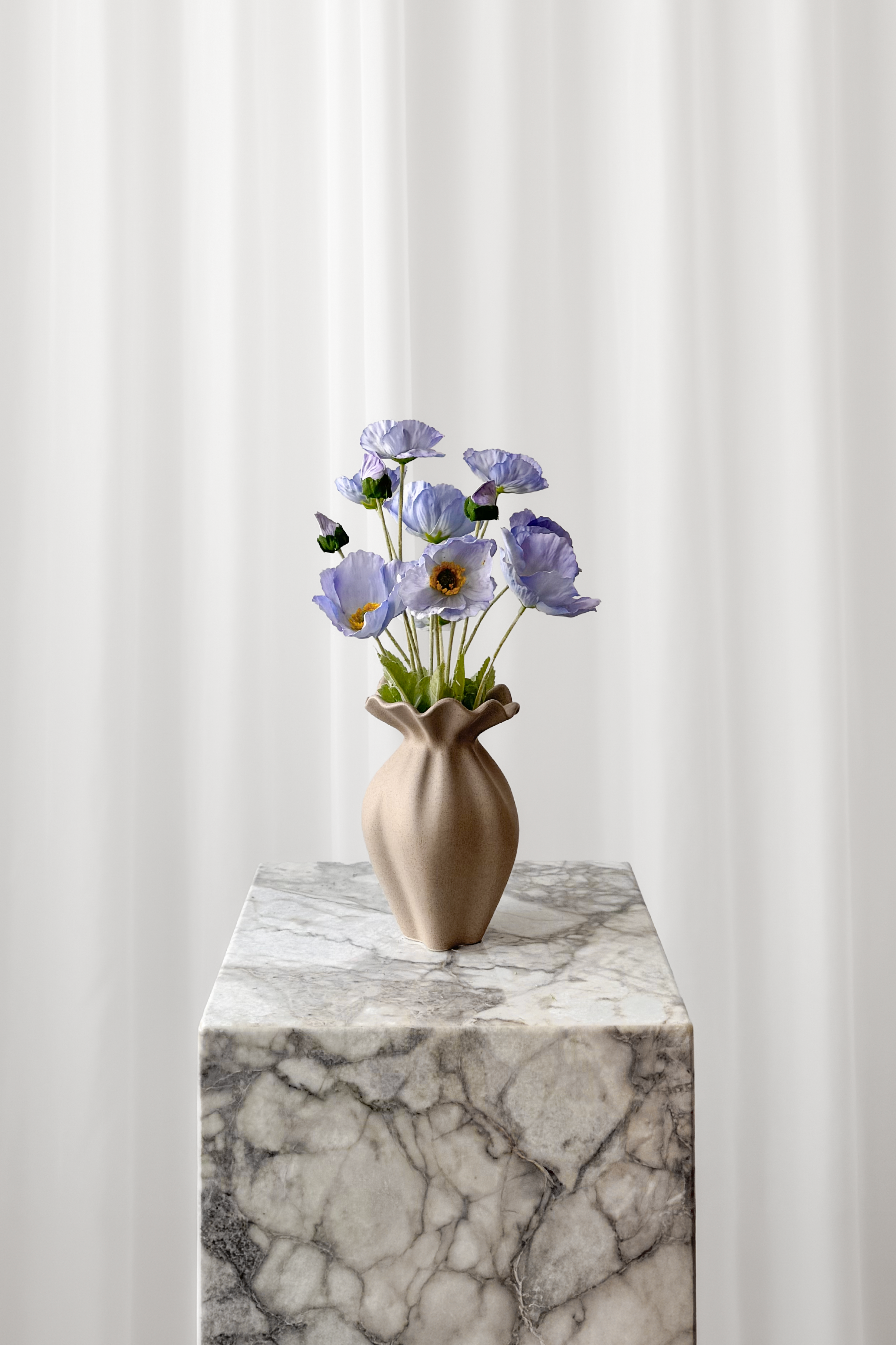 Lille buket af blå valmuer stylet i Nellie keramikvasen fra Specktrum.