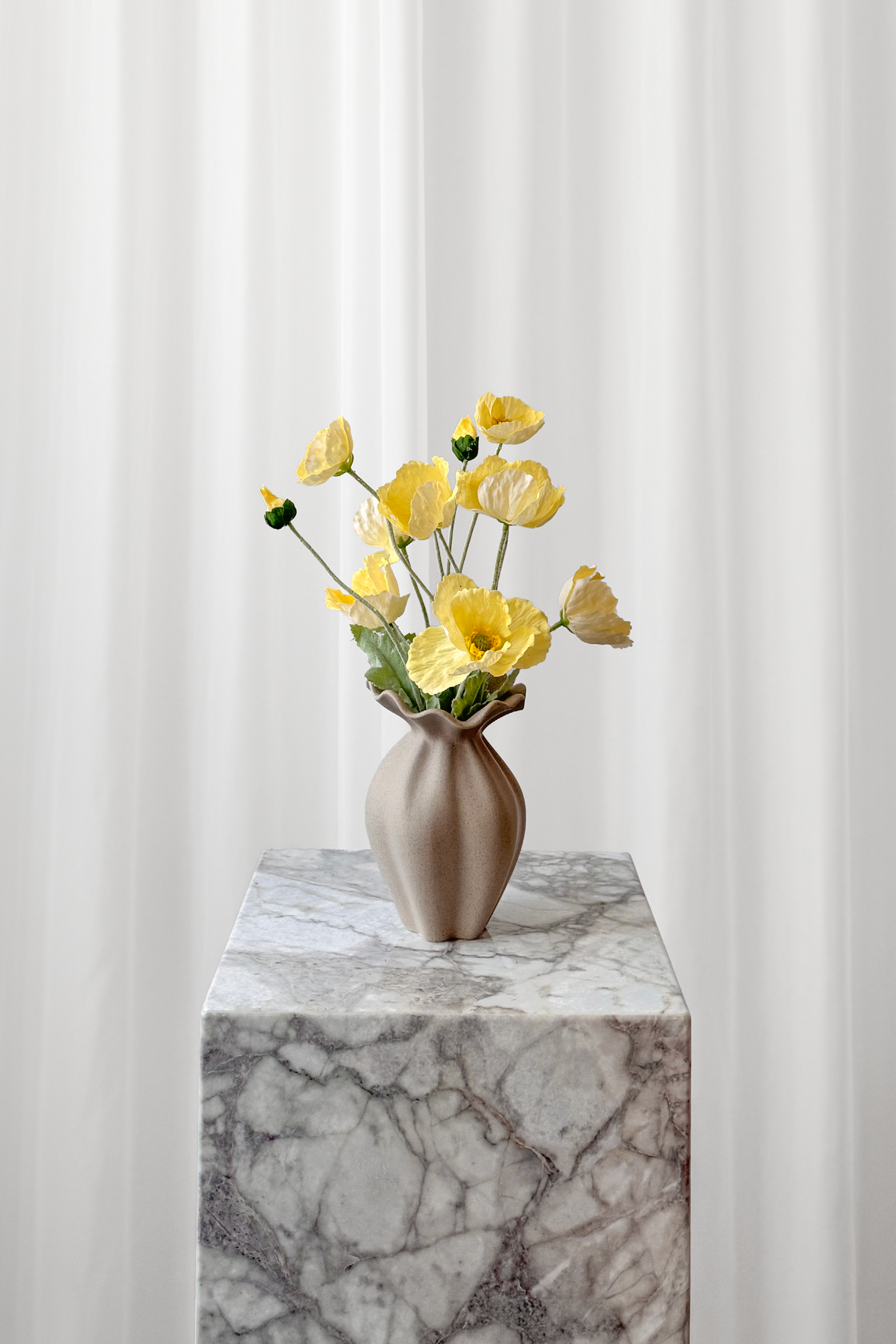 Lille buket af lysegule valmuer stylet i keramikvase fram Specktrum.