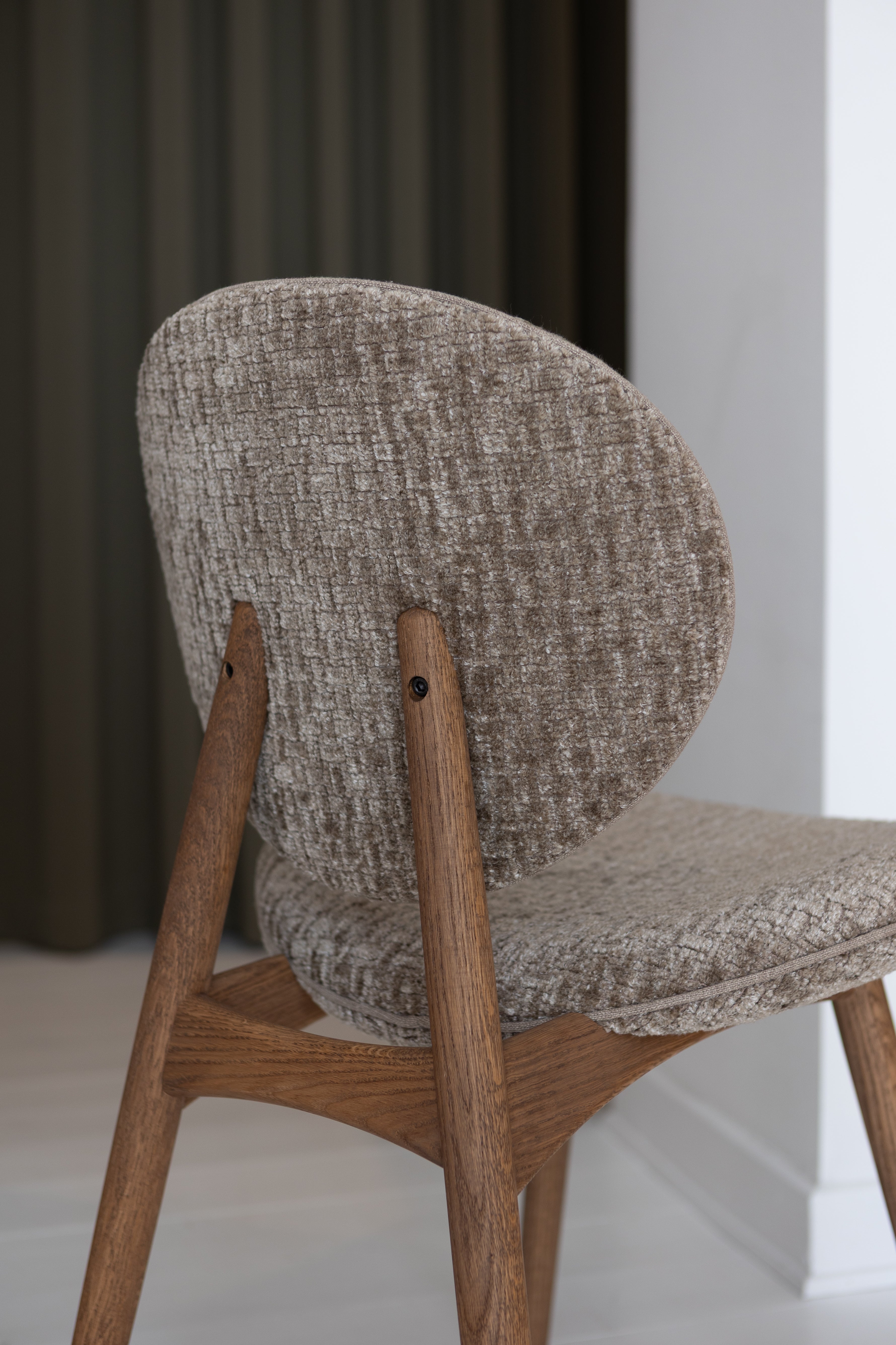 Detaljebillede af bagsiden på Nohr spisebordsstolen fra Specktrum i FCS certificeret egetræ.