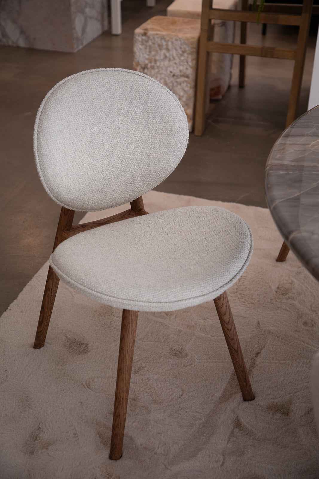 Nohr spisebordsstol - Brunolieret Eg | Hvid Bouclé