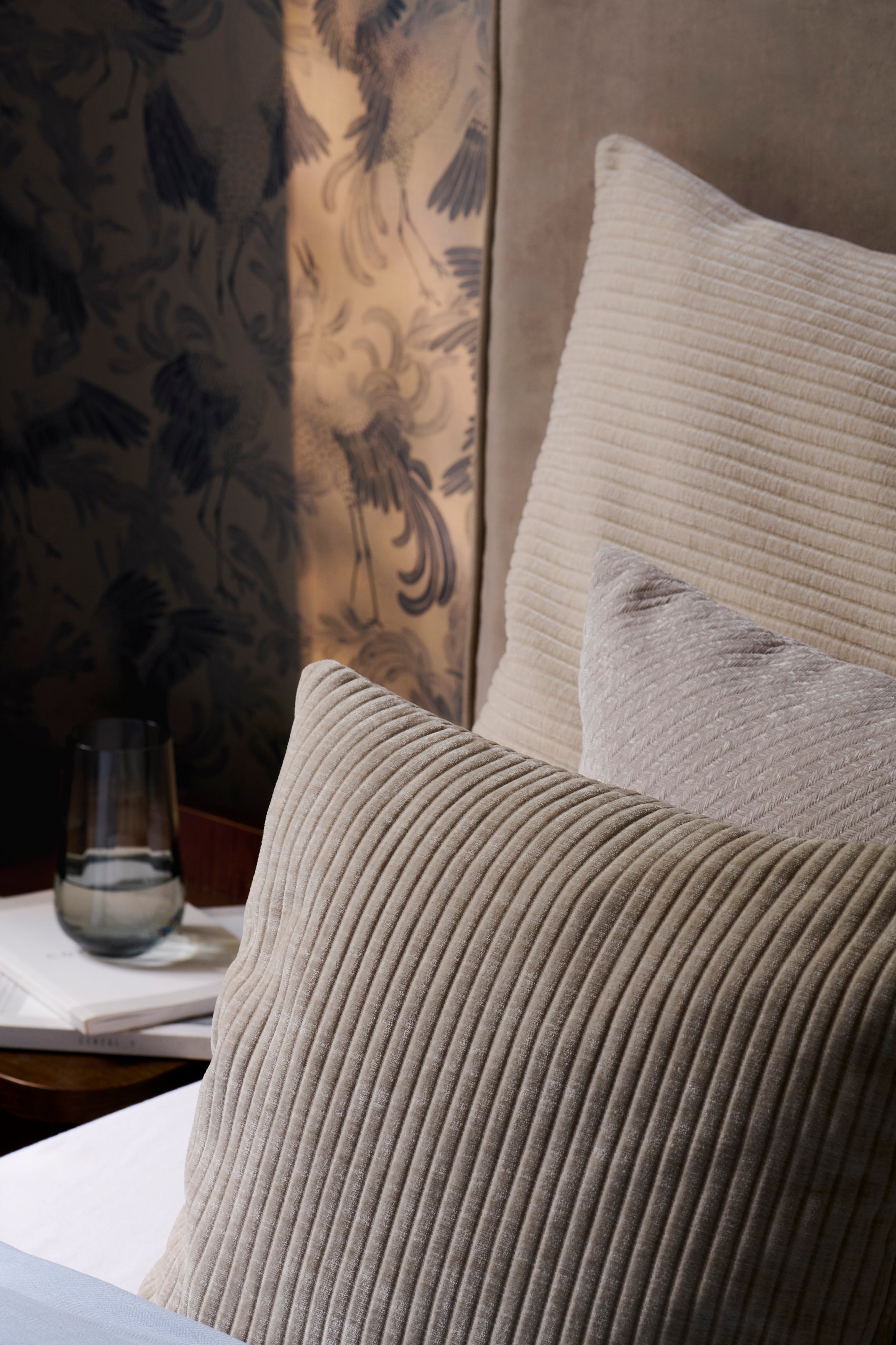 Detaljebillede af Sander puden i beige stylet i en seng.