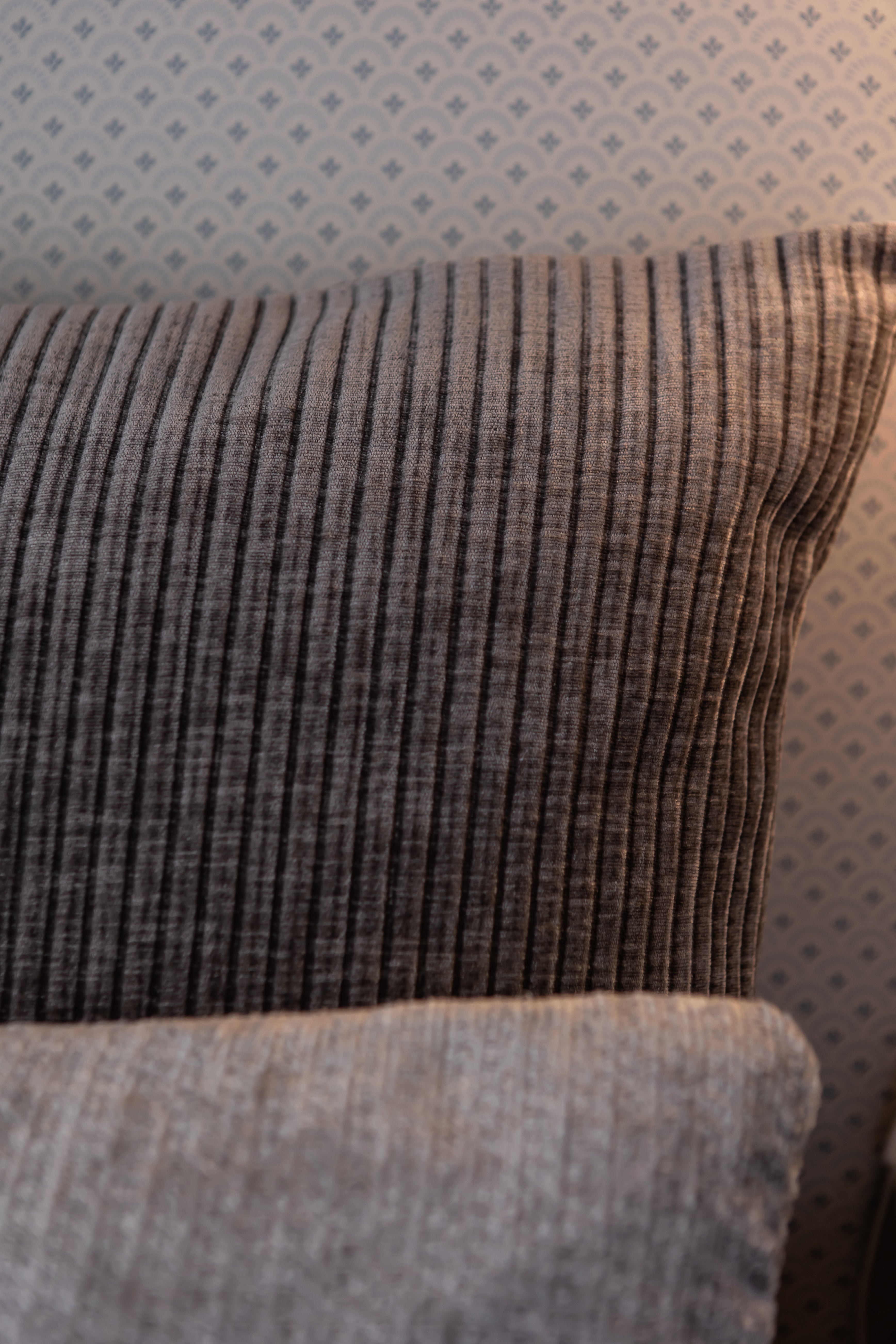 Detaljebillede af Sander puden med dens stribede mønster.