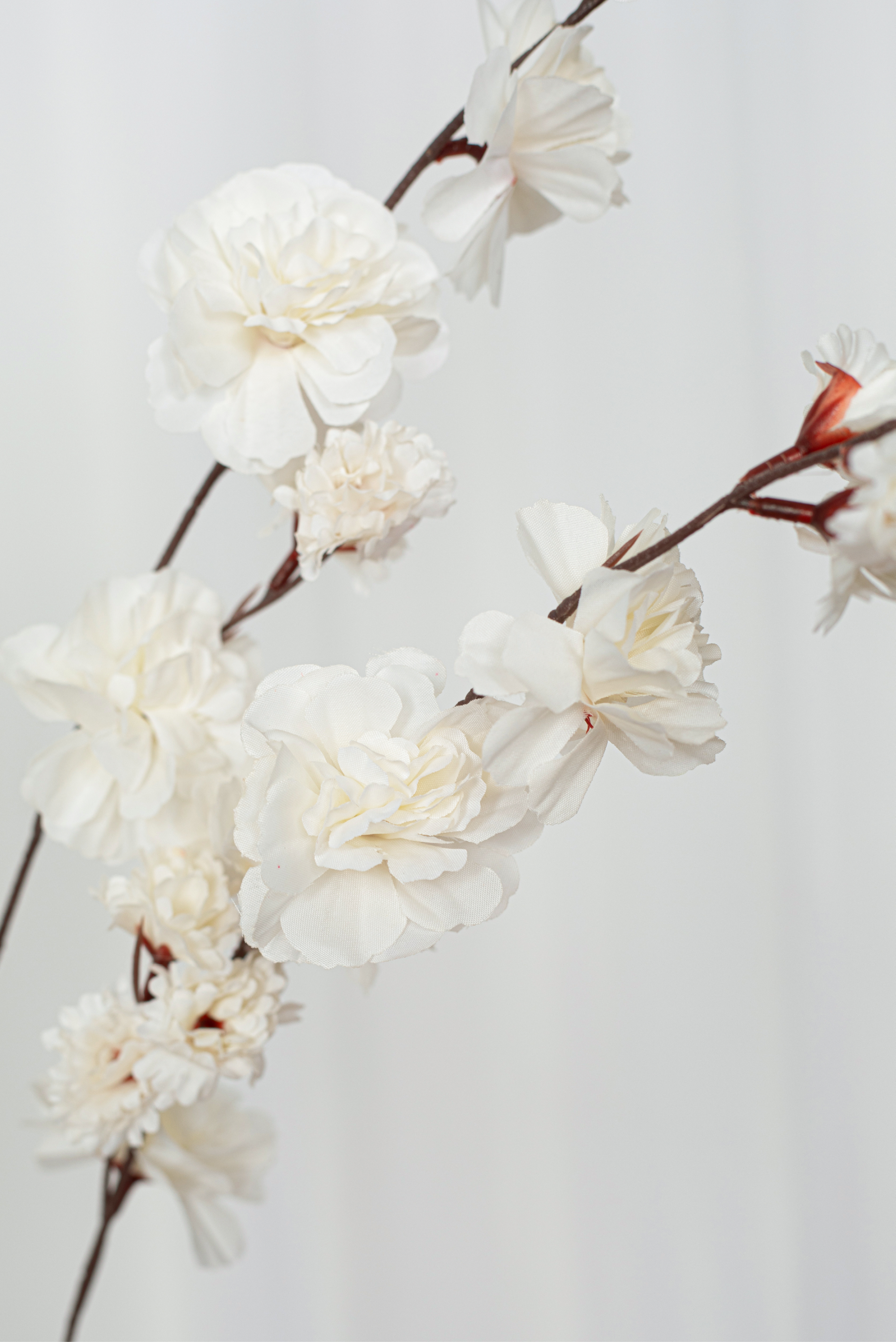 Detaljebillede af kunstig hvid kirsebærgren.