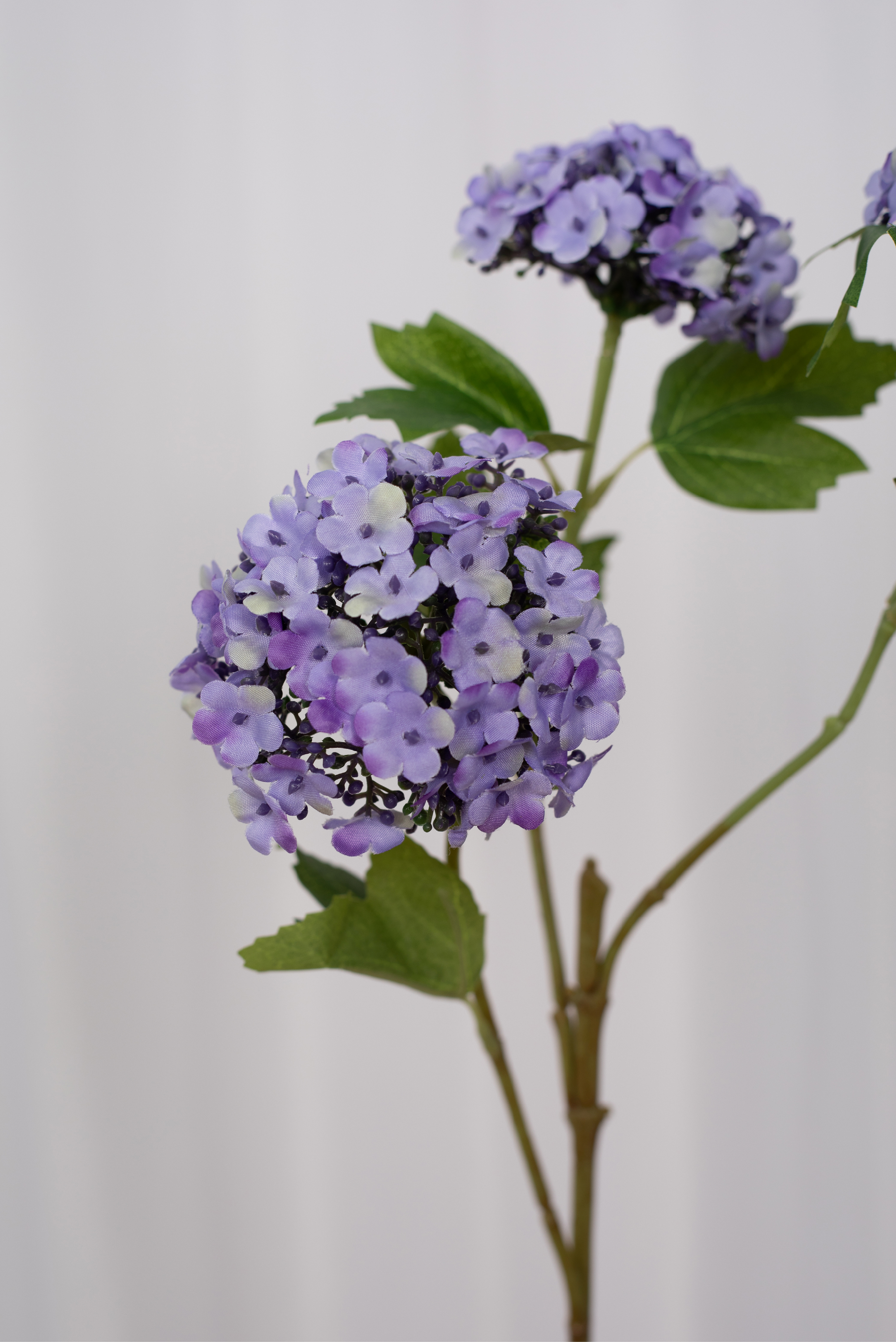 Detaljebillede af en kunstig hortensiagren i lilla.