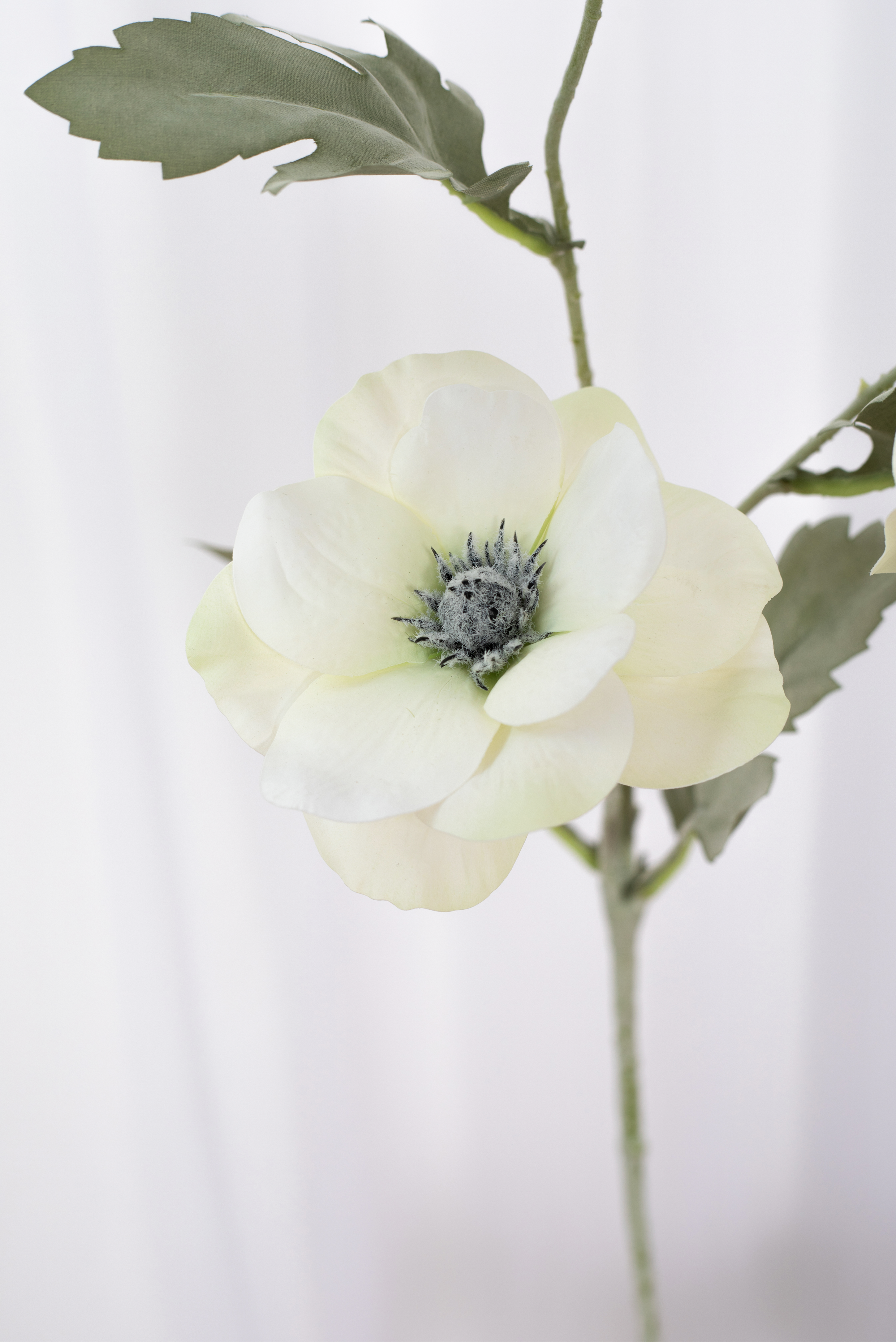 Detaljebillede af kunstig hvid valmue.