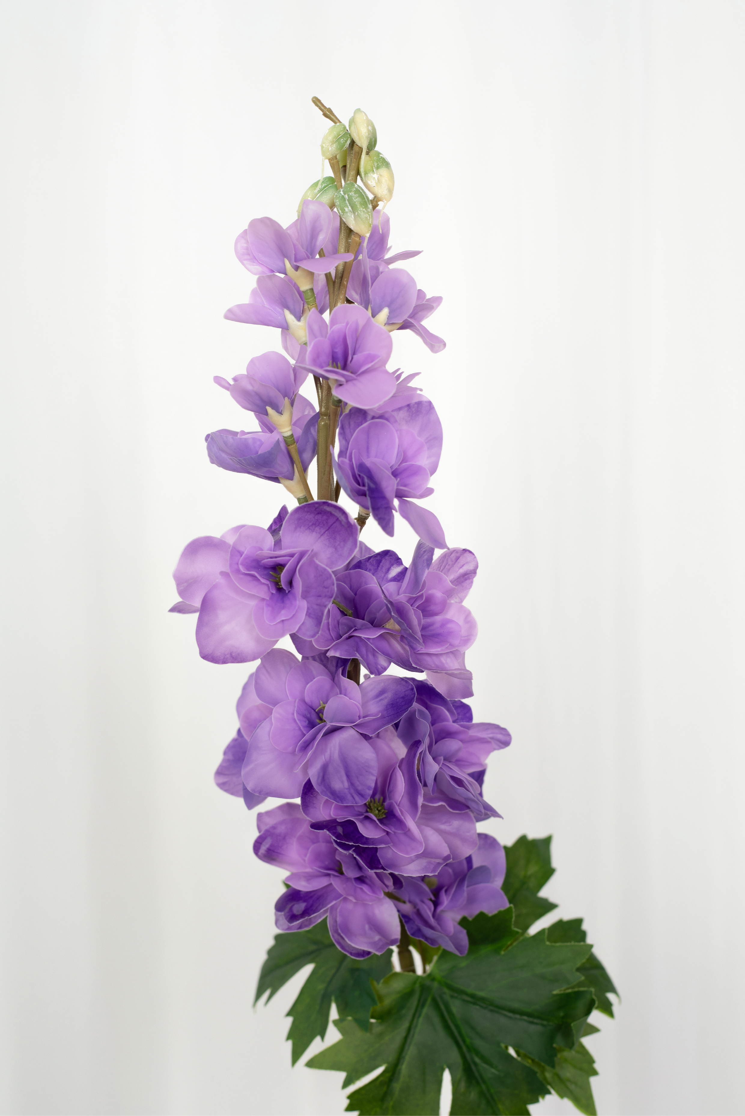 Detaljebillede af kunstig lilla consolida.