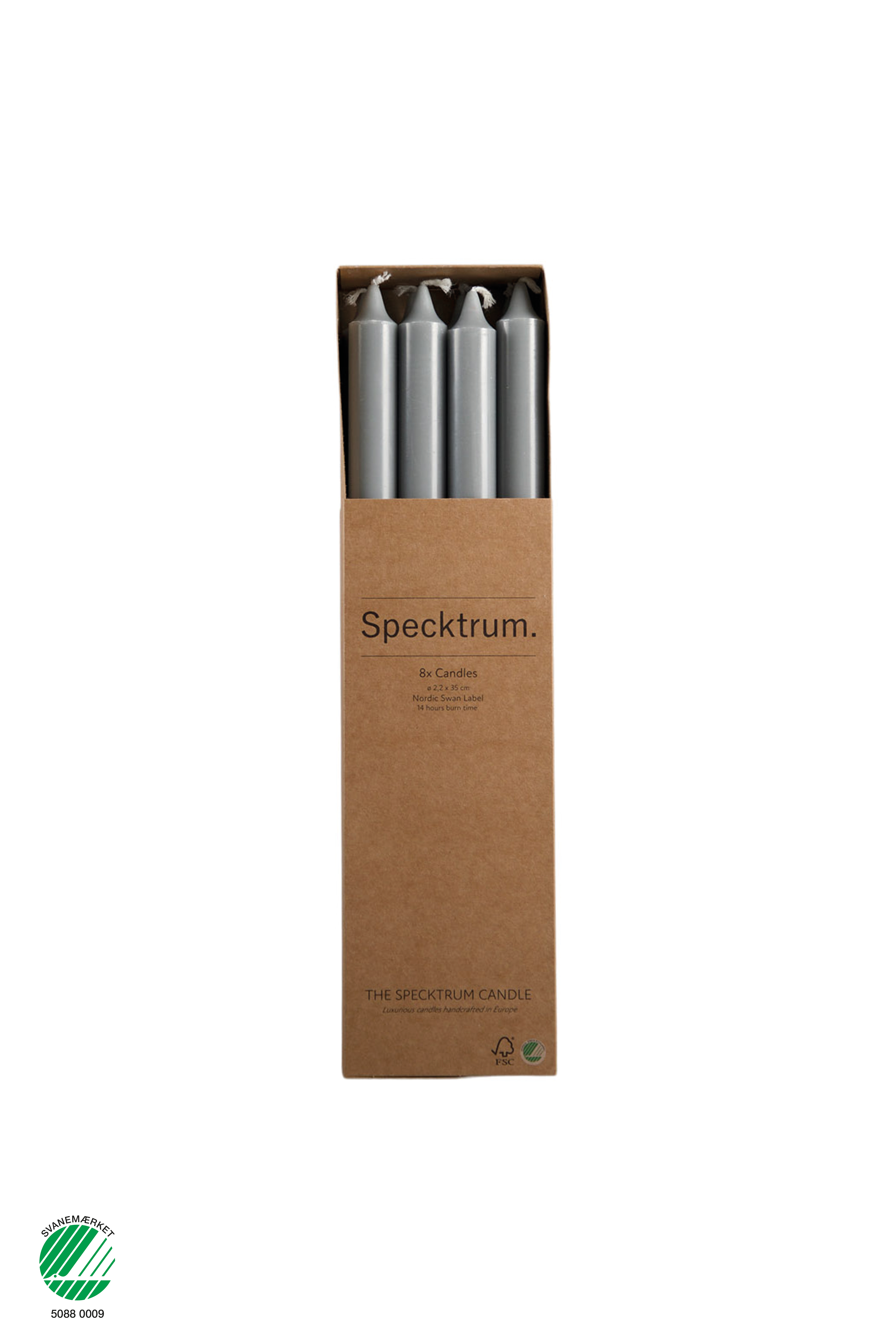 Pakke med 8 grå kronelys fra Specktrum. Lysene er pakket i en brun papæske med sort tryk, hvorpå der står 'Specktrum. 8x Candles, 2,2 x 37 cm, Nordic Swan Label, 14 hours burn time'. Nederst på æsken er teksten 'The Specktrum Candle – Luxurious candles handcrafted in Europe' samt FSC- og Svanemærke-logoer trykt.