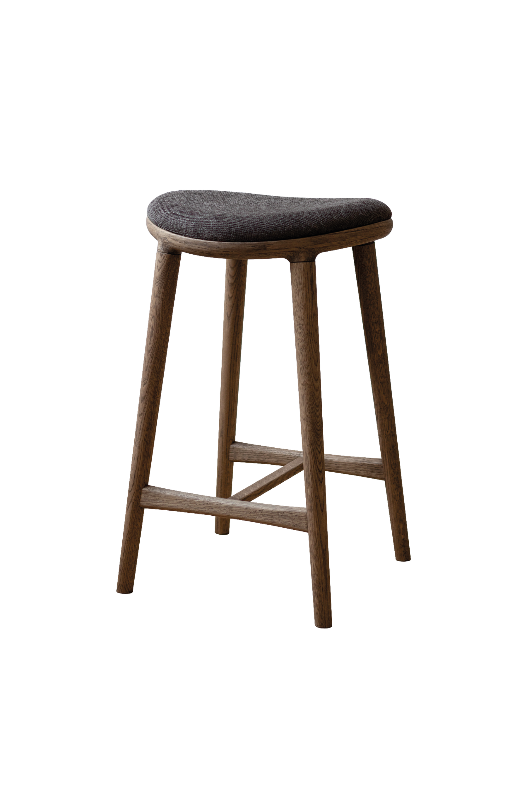 En klassisk barstol i moderne dansk stil, udført i FSC-certificeret egetræ med en brunolieret overfladeog afsluttet med blød tekstilpolstring med brunt tekstil.