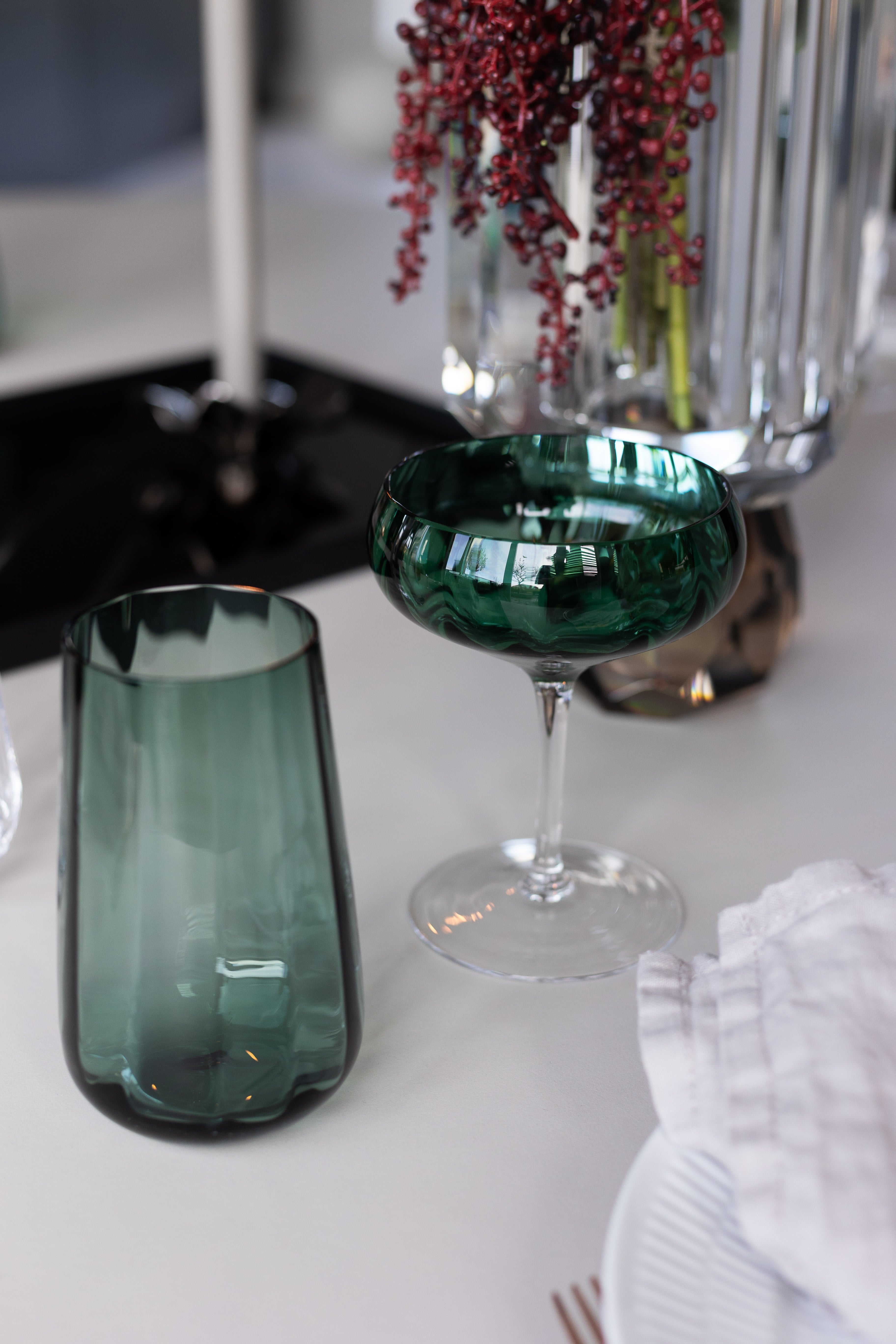 Meadow cocktailglas I grøn med riller. Glasset er mundblæst.