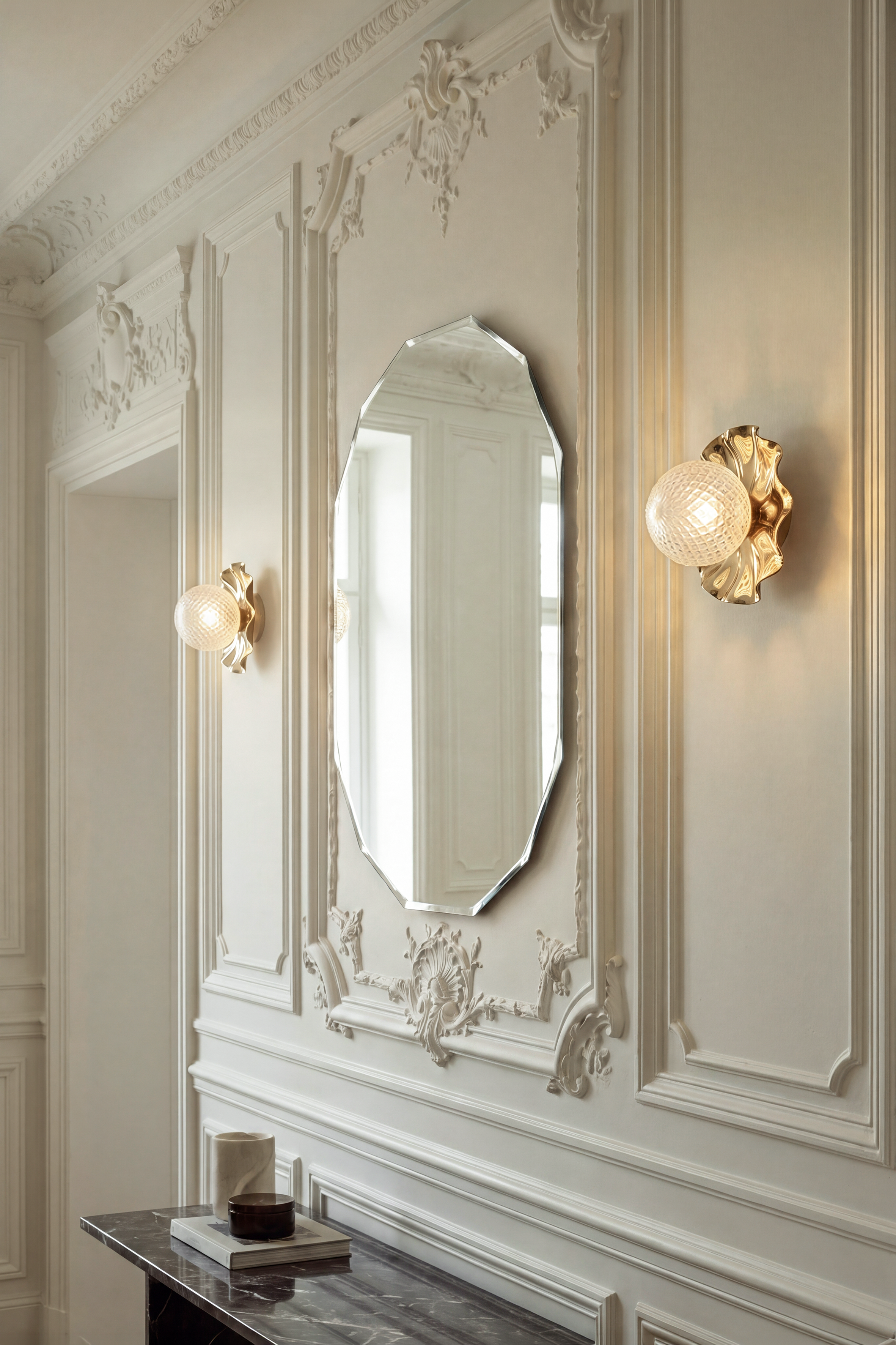 Lea lampen i guld med harlequin glas, der hænger ved spejlet i en entre.