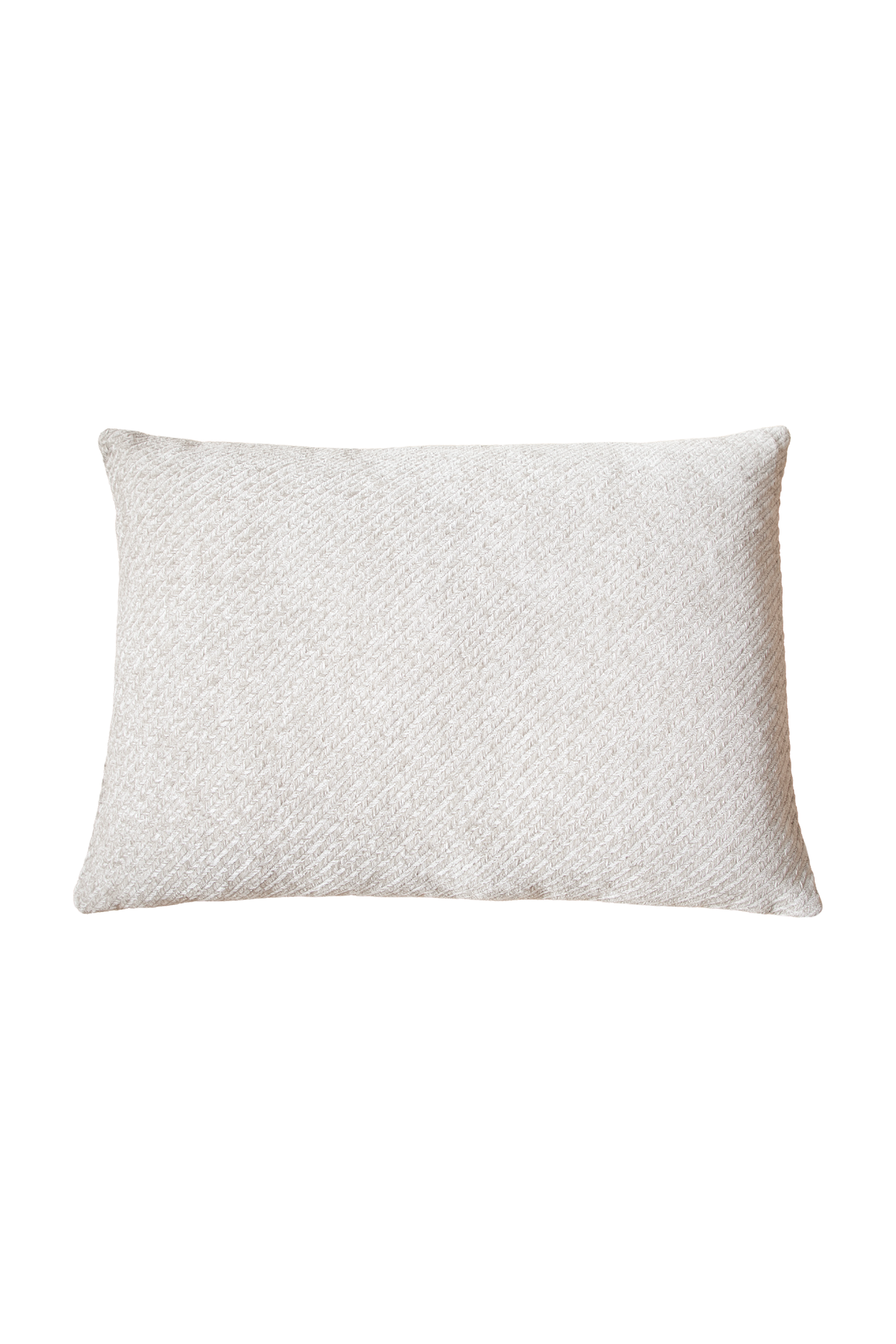 Aflang hvid pude med sildebensmønster. Puden er i målet 50*70 cm.