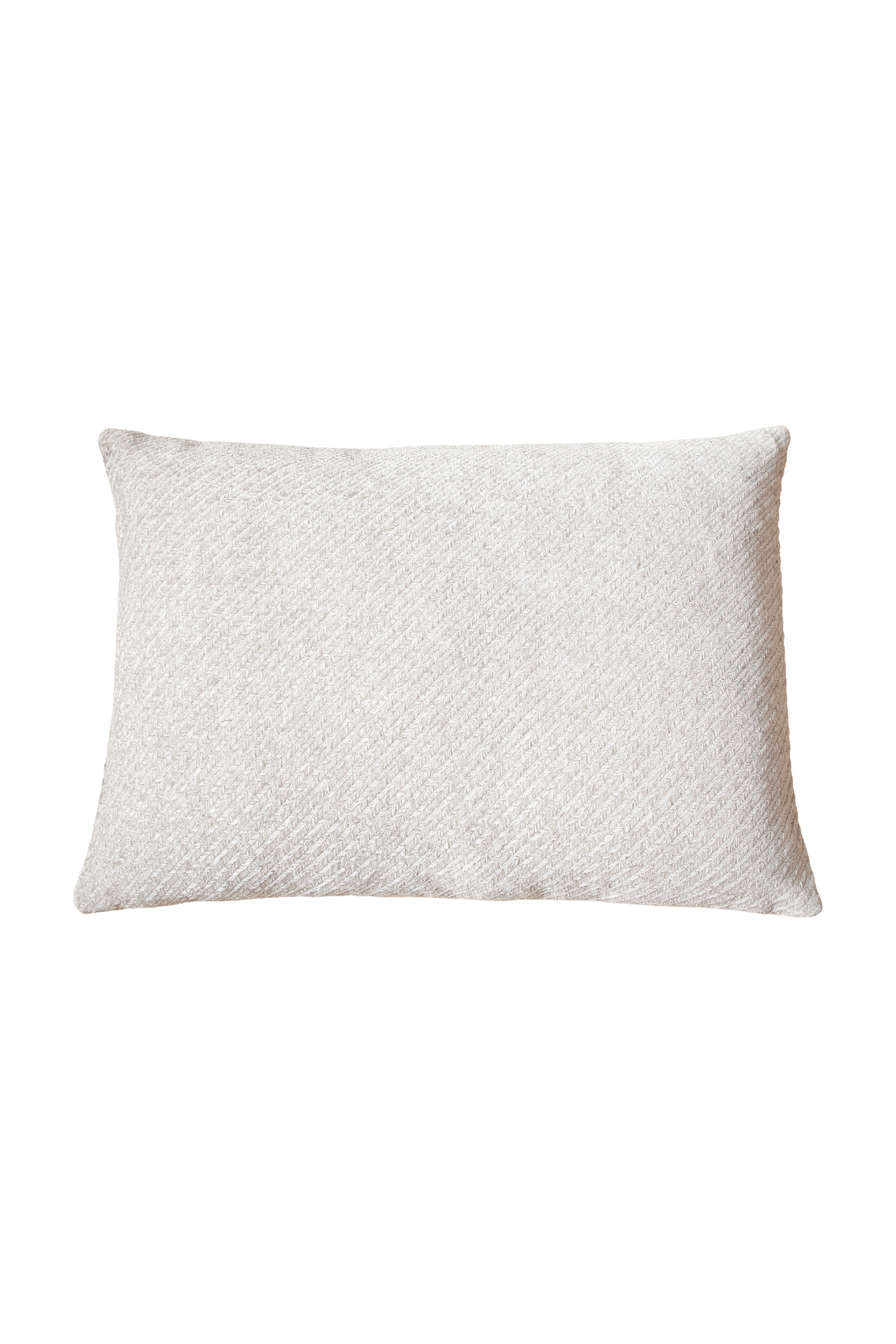 Aflang hvid pude med sildebensmønster. Puden er i målet 50*70 cm.