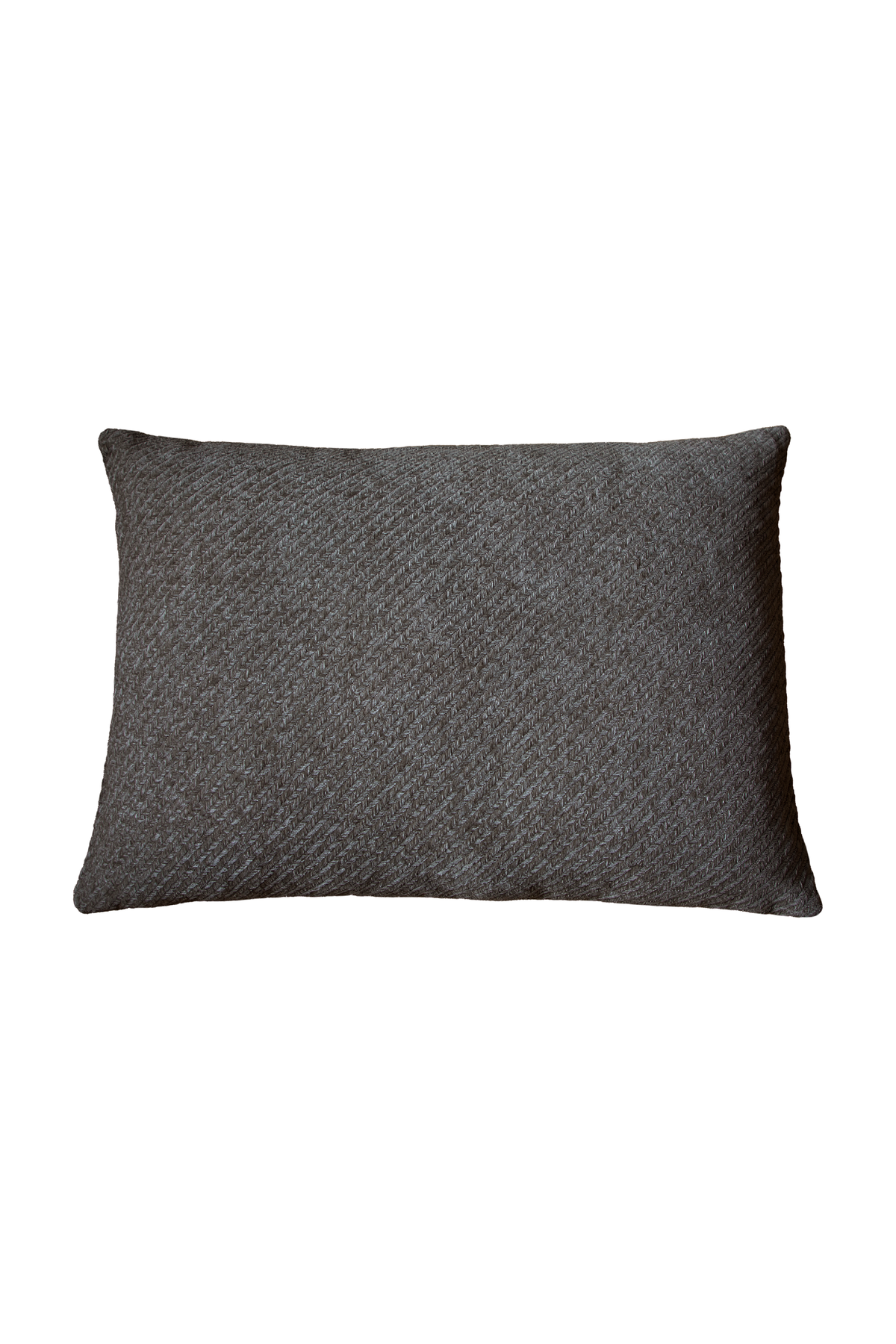 Aflang pude i mørkegrå og med et sildebensmønster. Puden er i målet 50*70 cm.