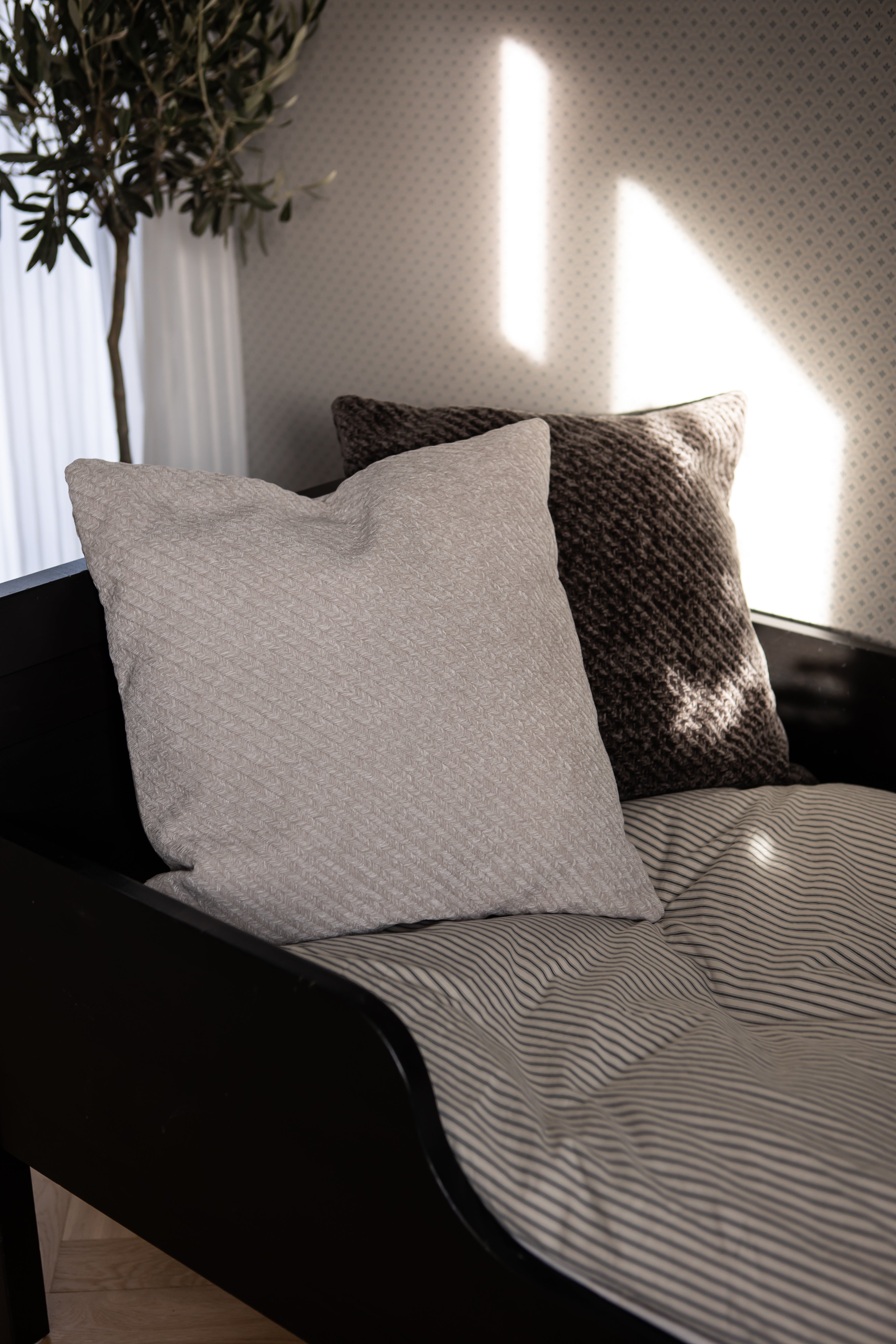 Blød pude fra Specktrum med herringbone mønster i hvid.
