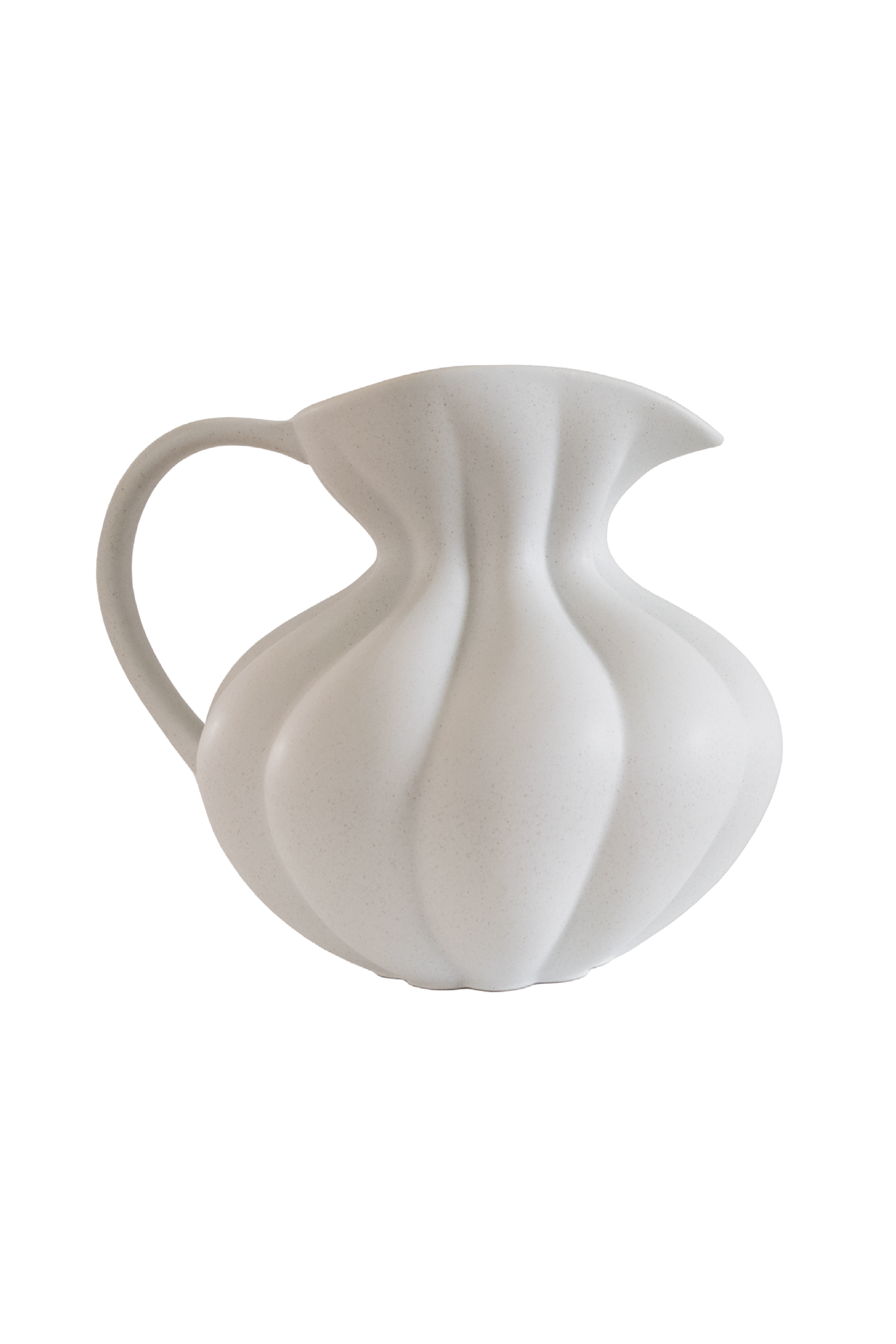 Hvid keramisk kande med bløde, bølgende former og rund hank, vist mod hvid baggrund.