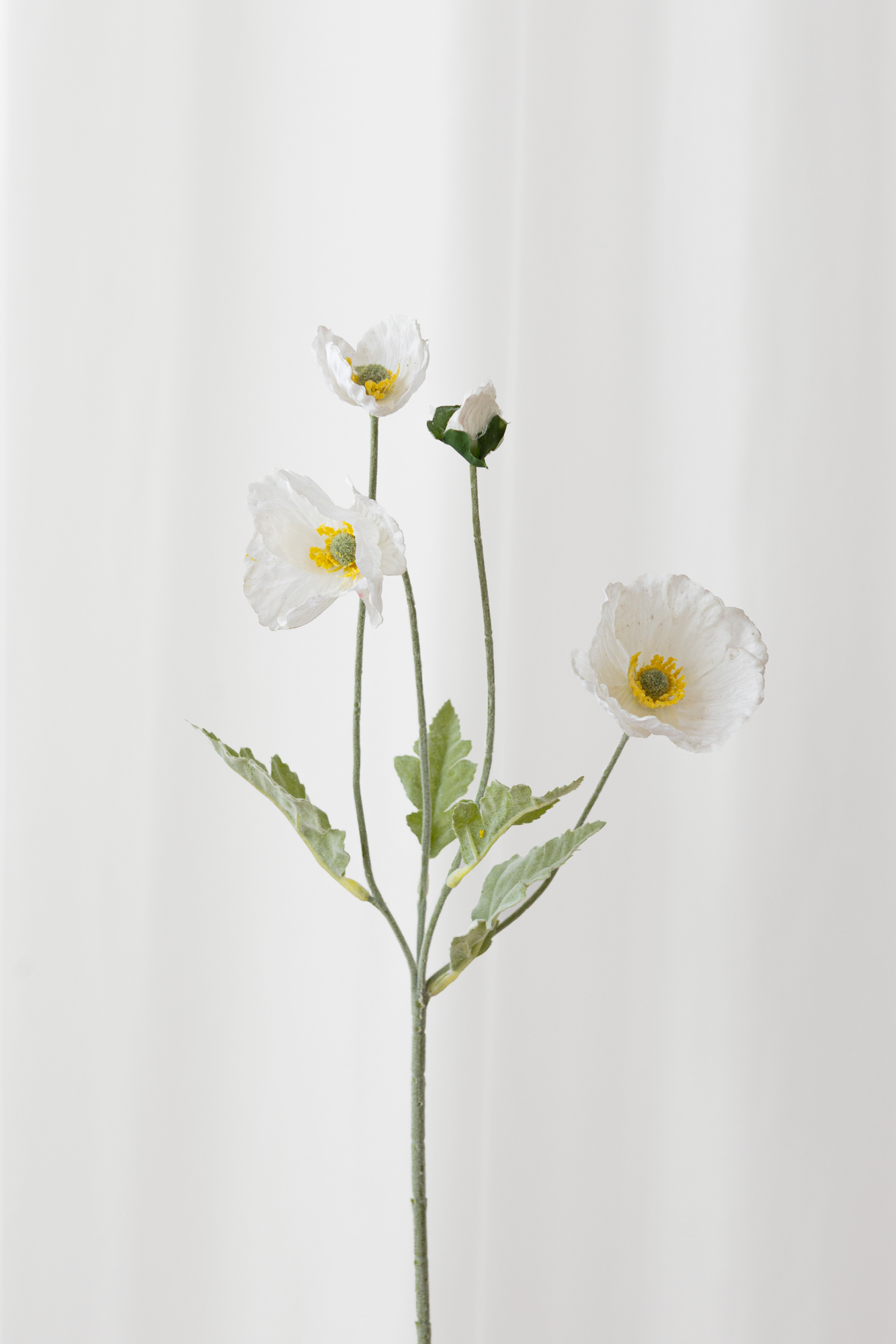 Naturtro kunstig blomst fra Specktrum. Hvid valmue med naturtro detaljer.