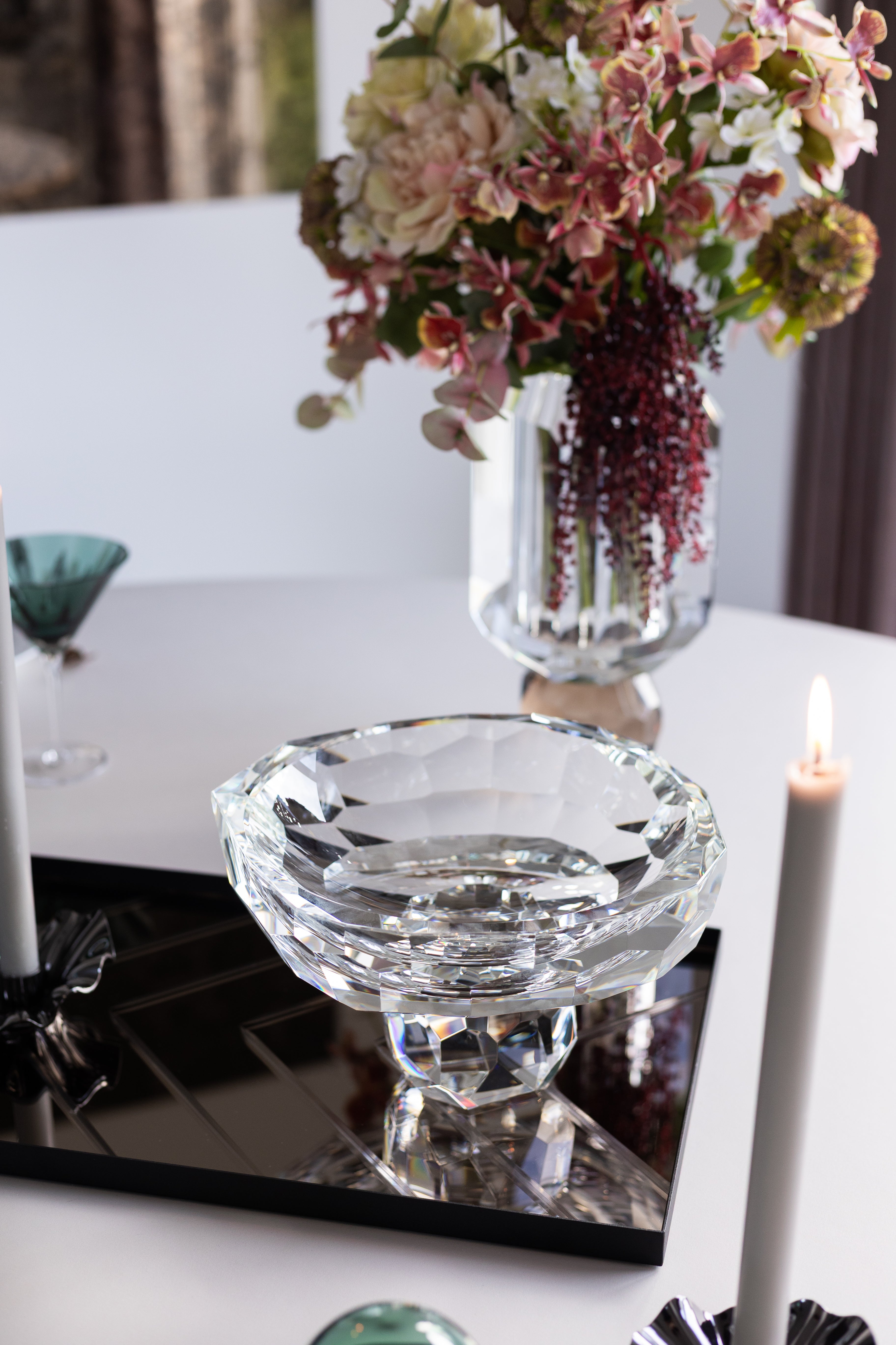 Krystalskål fra Specktrum stylet på en spejlbakke med andre designs fra Specktrum.
