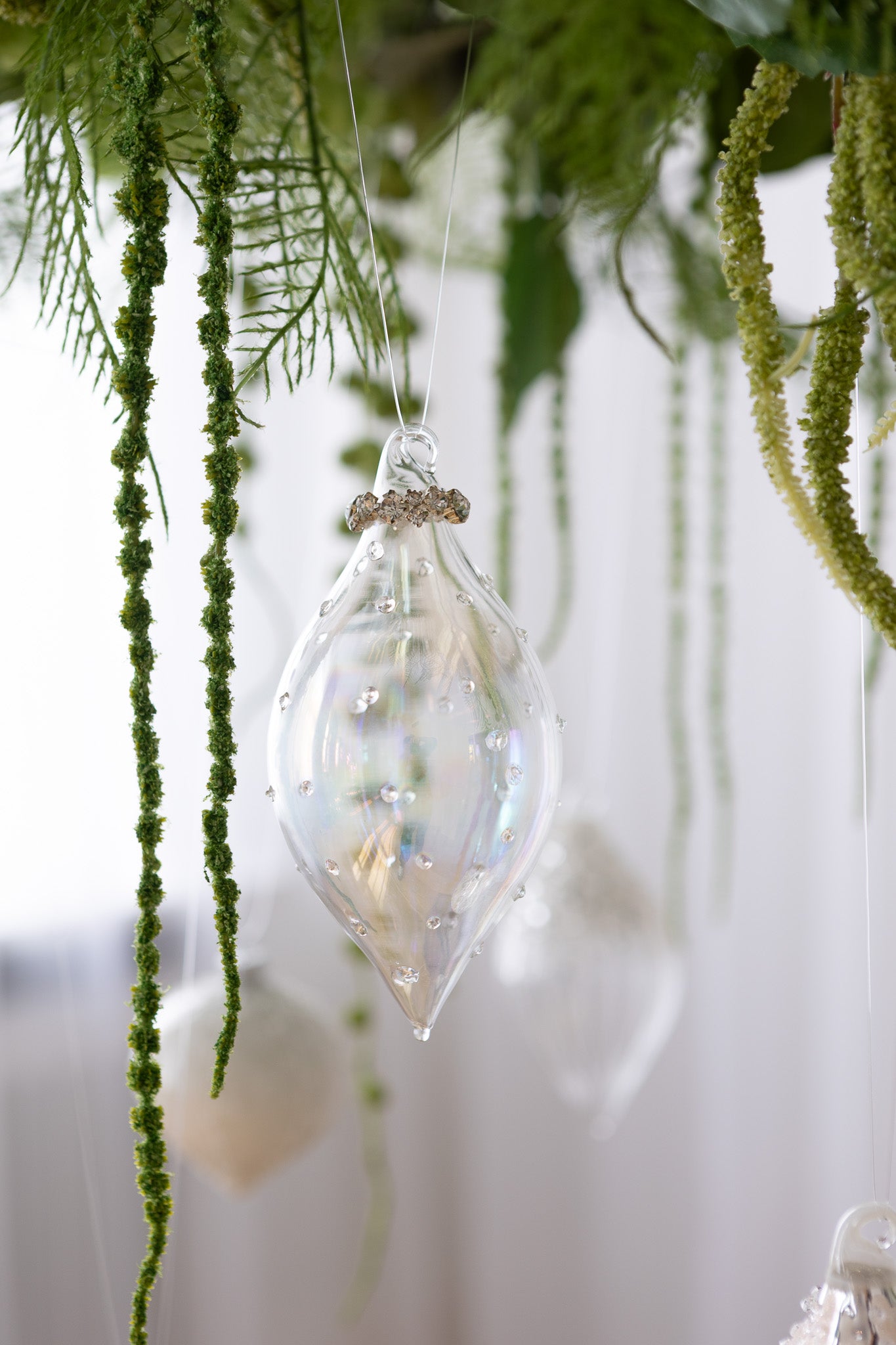 Nærbillede af Aflang julekugle i klar glas med glasdutter og diamanter i toppen