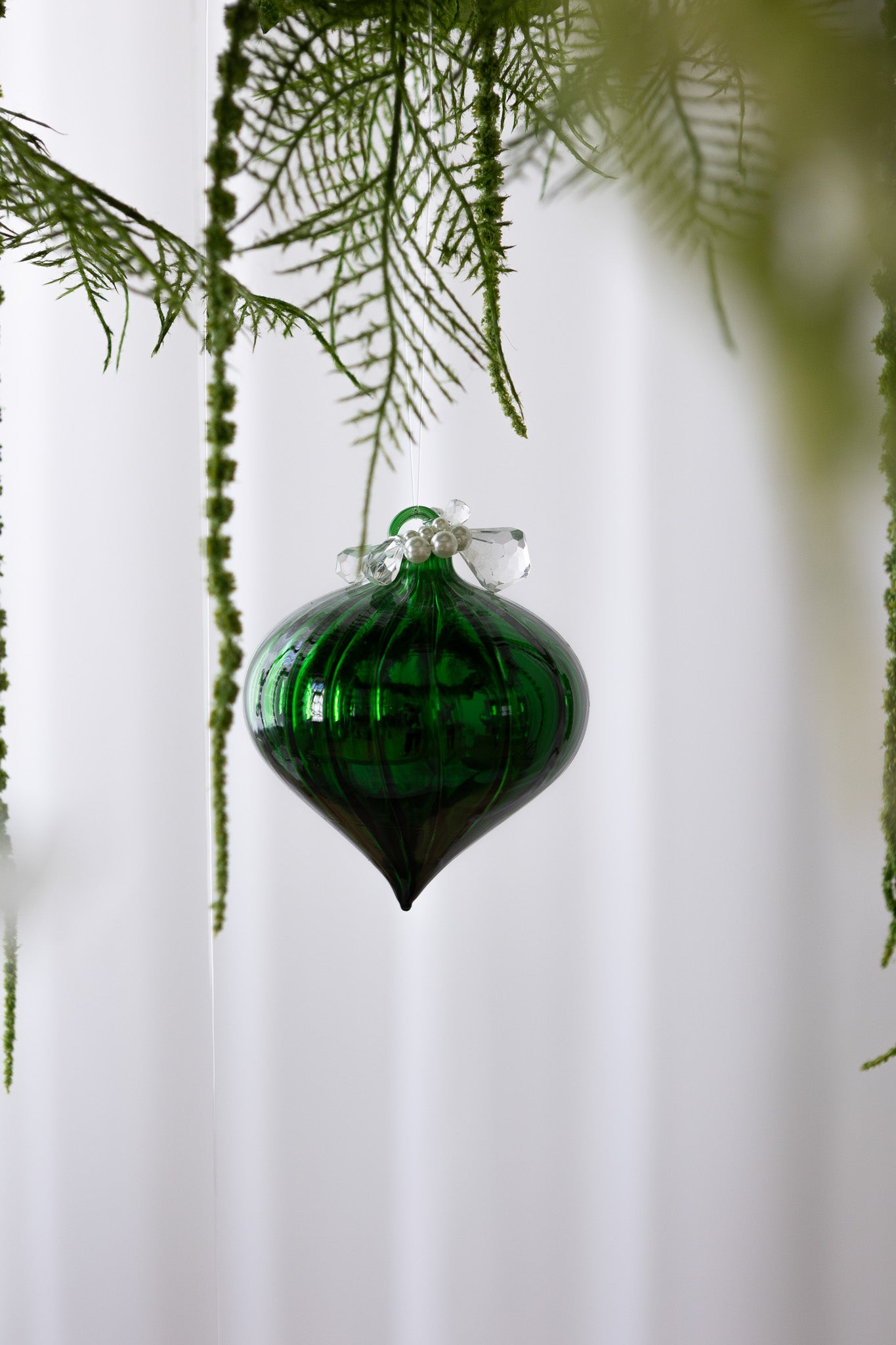 Nærbillede af Dråbeformet julekugle i grøn med linjer og krystaller samt perler i toppen