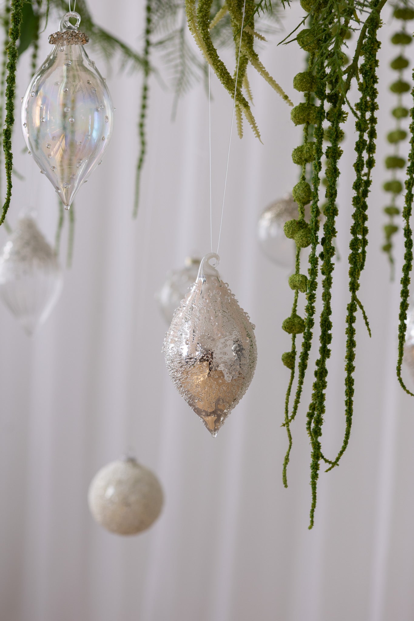 Nærbillede af Aflang kulekugle i sølv med frostlignende tekstur