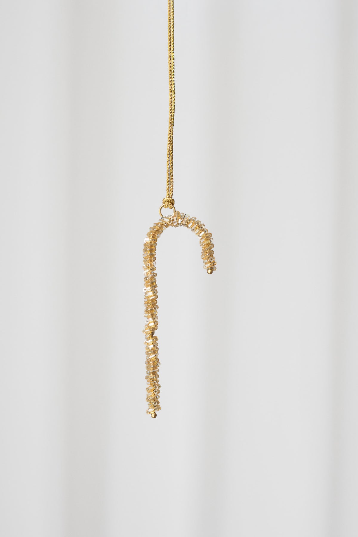 Hængende julestok med guld glasperler. Den lille julestok er fra Specktrum.